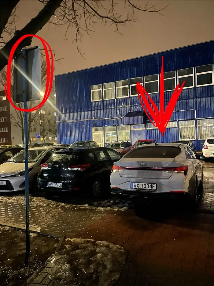 To nie miejsce parkingowe, to droga pożarowa!! Mam nadzieję, że jak będziesz potrzebować pomocy, to też służby ratunkowe nie będą mogły do ciebie dojechać!