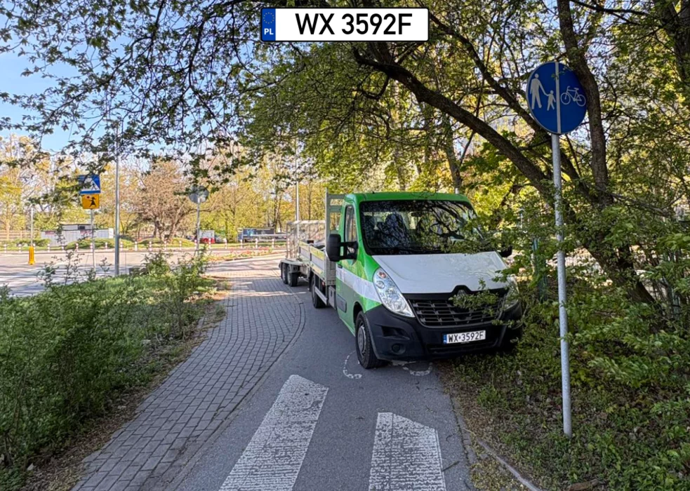 Poszedł się odlać ? bo nie możliwe że tak zaparkował.