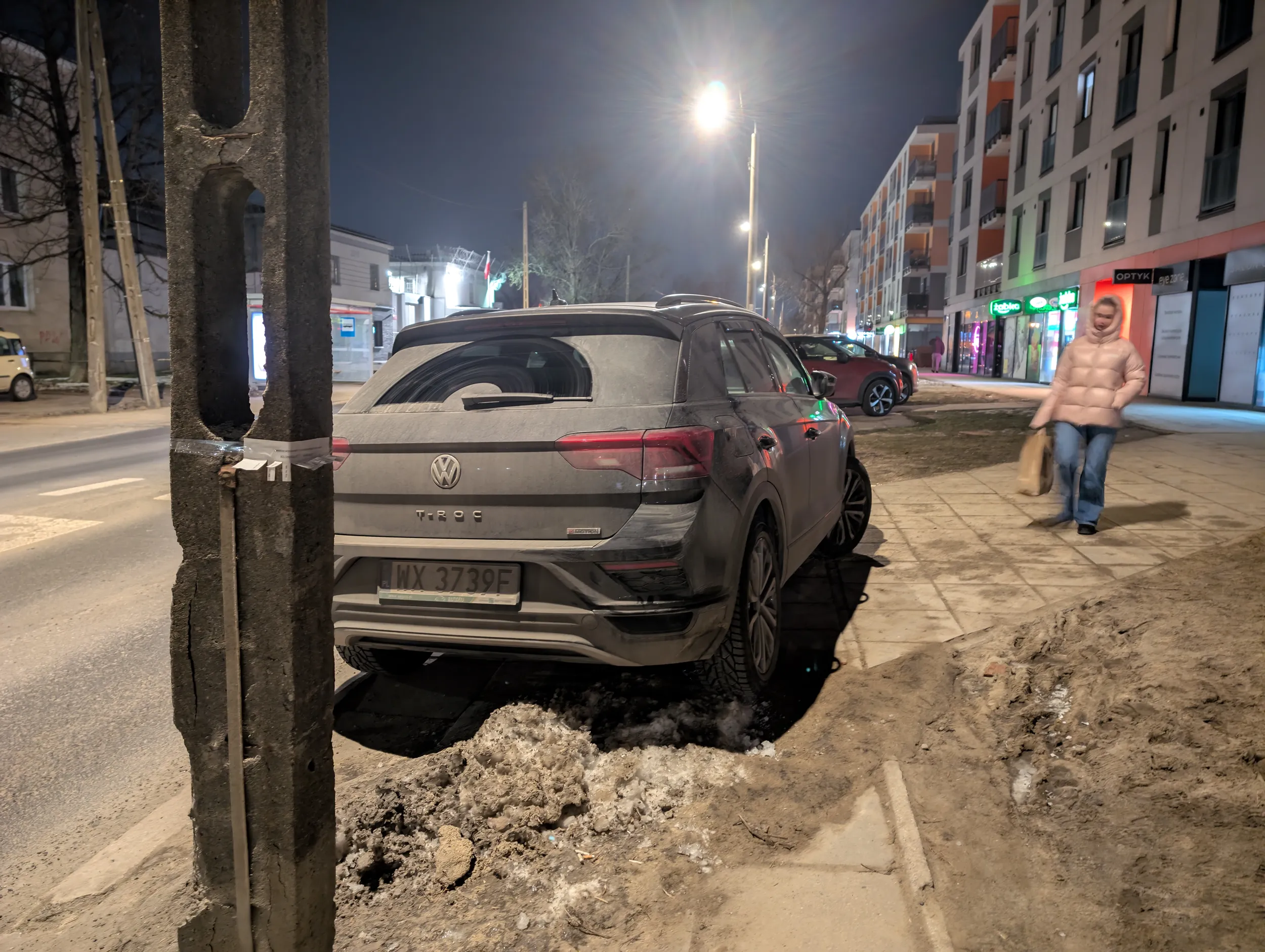 Byle jak byle gdzie, po co myśleć o innych czy przejdą, ważne że zaparkowane.