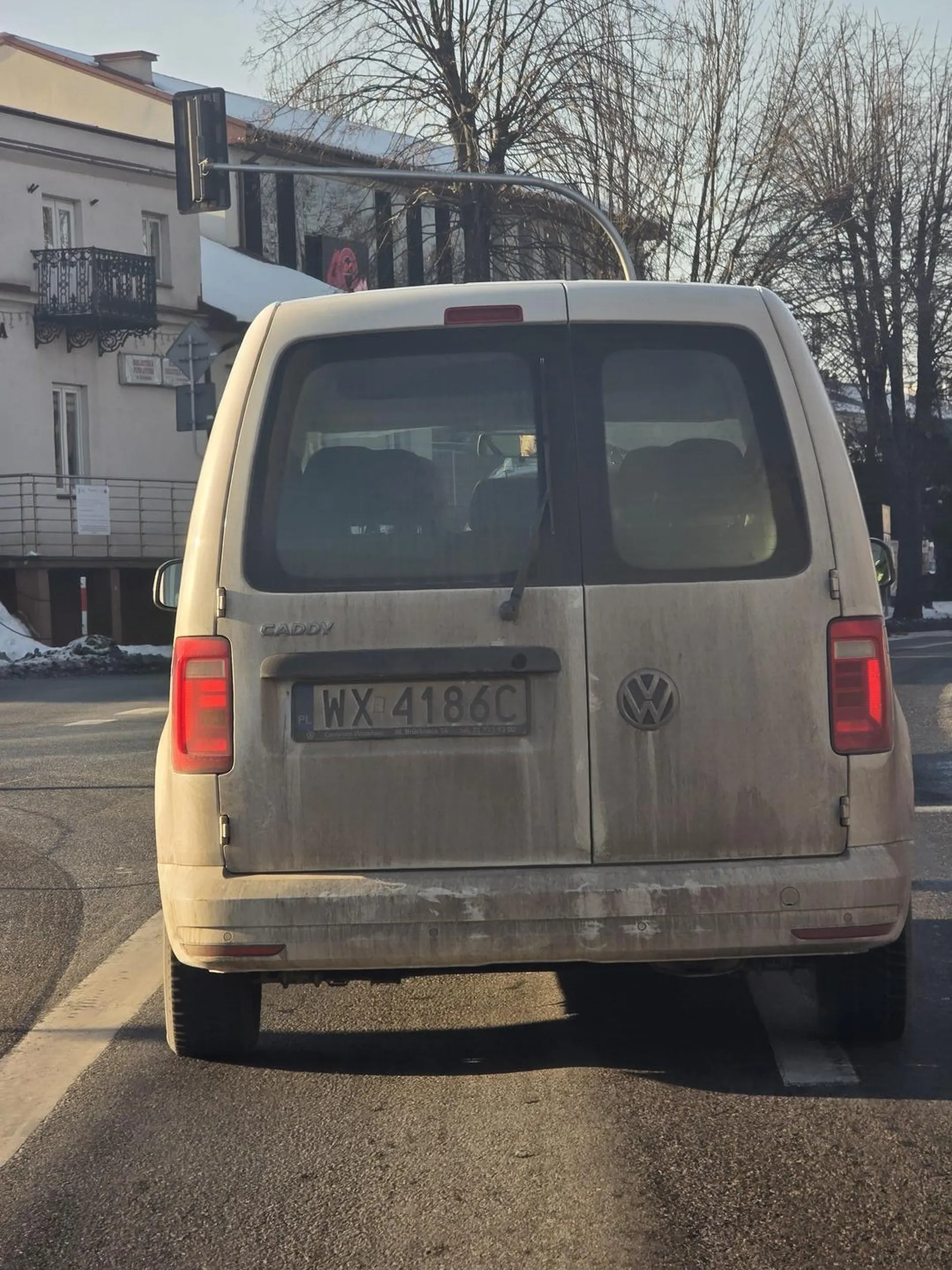 Niebezpieczny kierowca. Jedzie wolno, przy wyprzedzaniu go przyspiesza. Po wyprzedzeniu go natychmiast wyprzedza i hamuje, stwarzając zagrożenie na drodze.