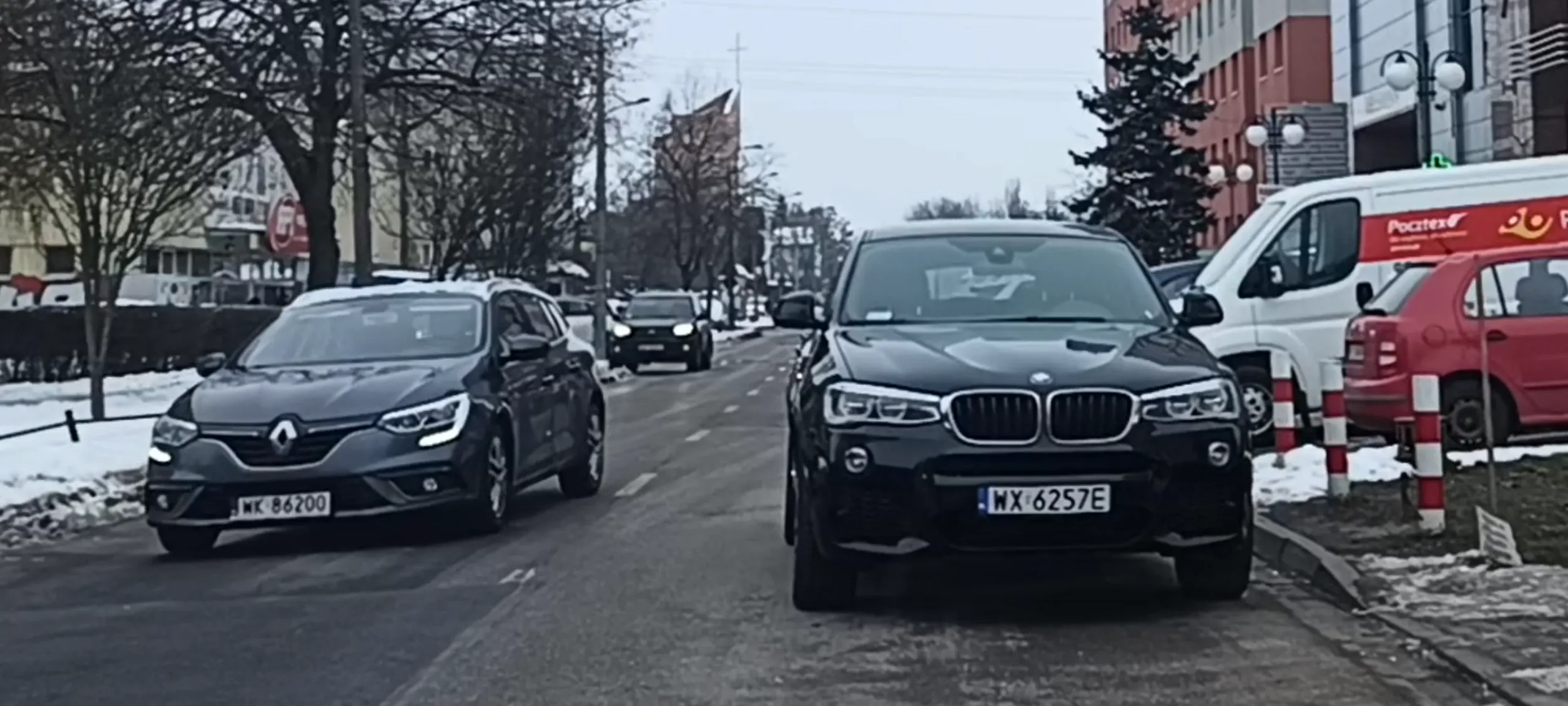 Pato kierowca parkuje na ulicy na jezdni pod prąd i tamuje ruchu