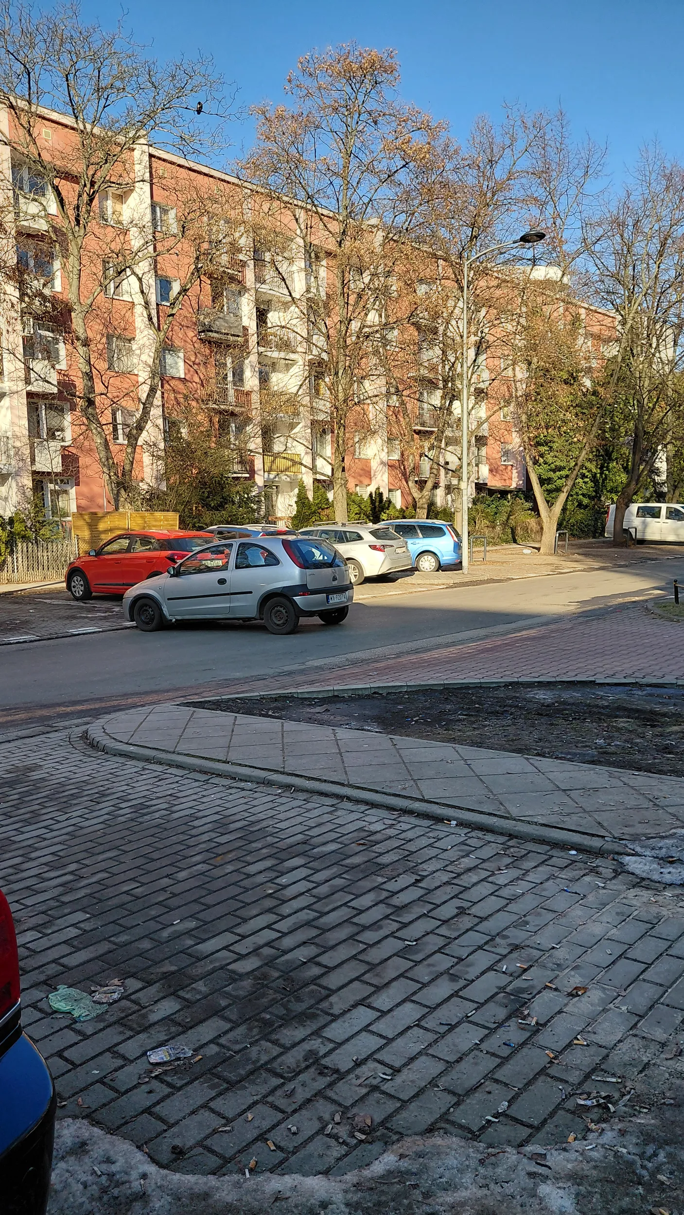No ja nie moge, ręczny się zaciąga, typ zjechał na ulicę z miejsca parkingowego
