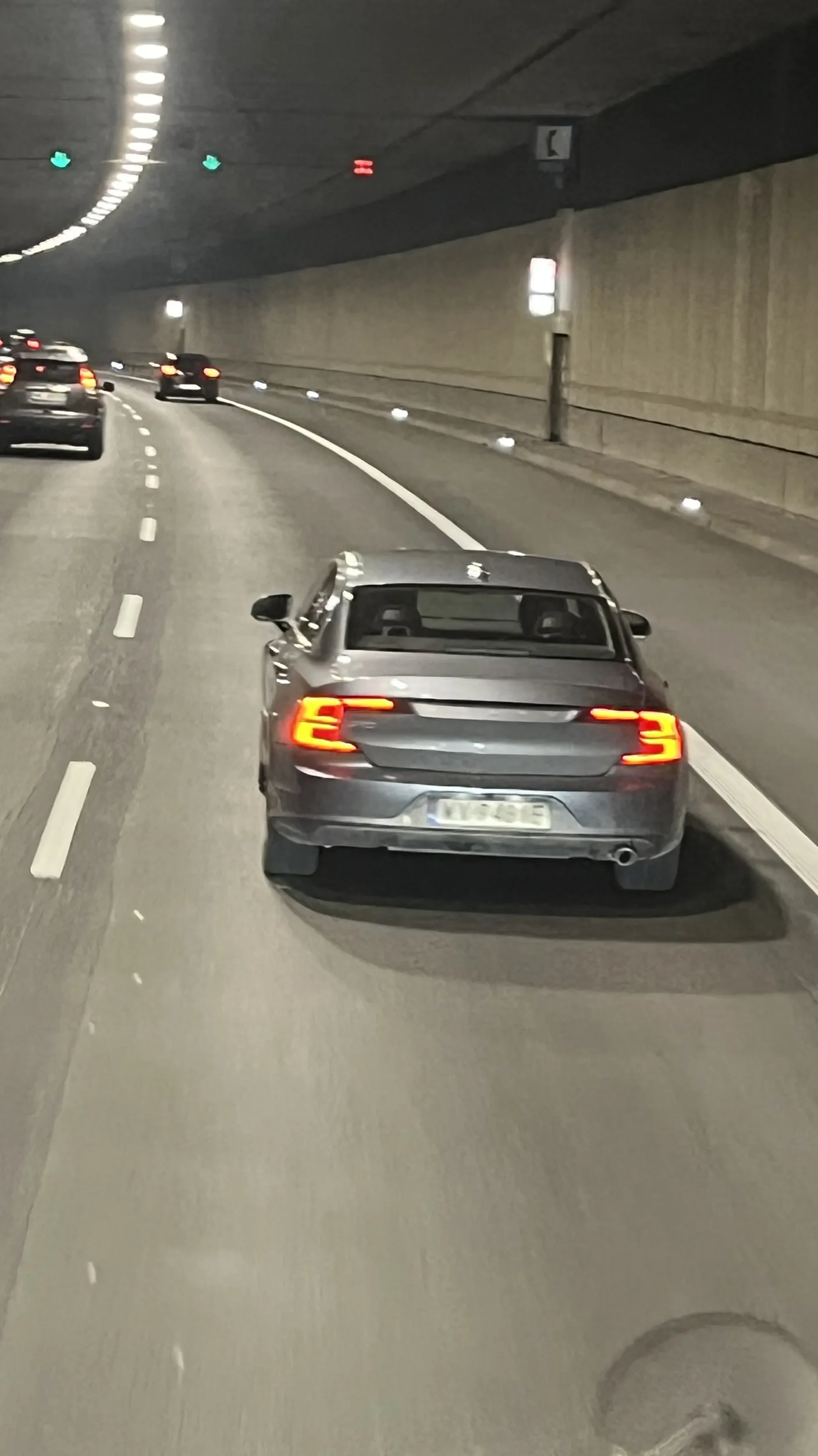 Wielka dama w srebrnym gracie znalazła prawko w ziemniakach albo nie posiada go wcale. W tunelu z ograniczeniem do 80km/h jedzie nie całe 60 blokując ruch.