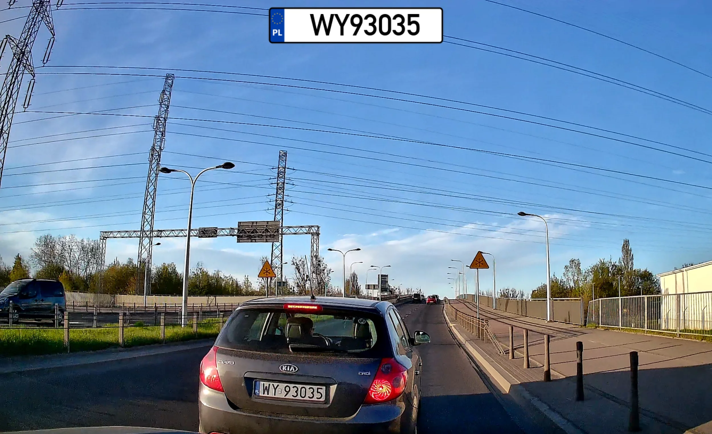 Zajeżdża drogę i hamując bez powodu próbuje wymusić odszkodowanie.