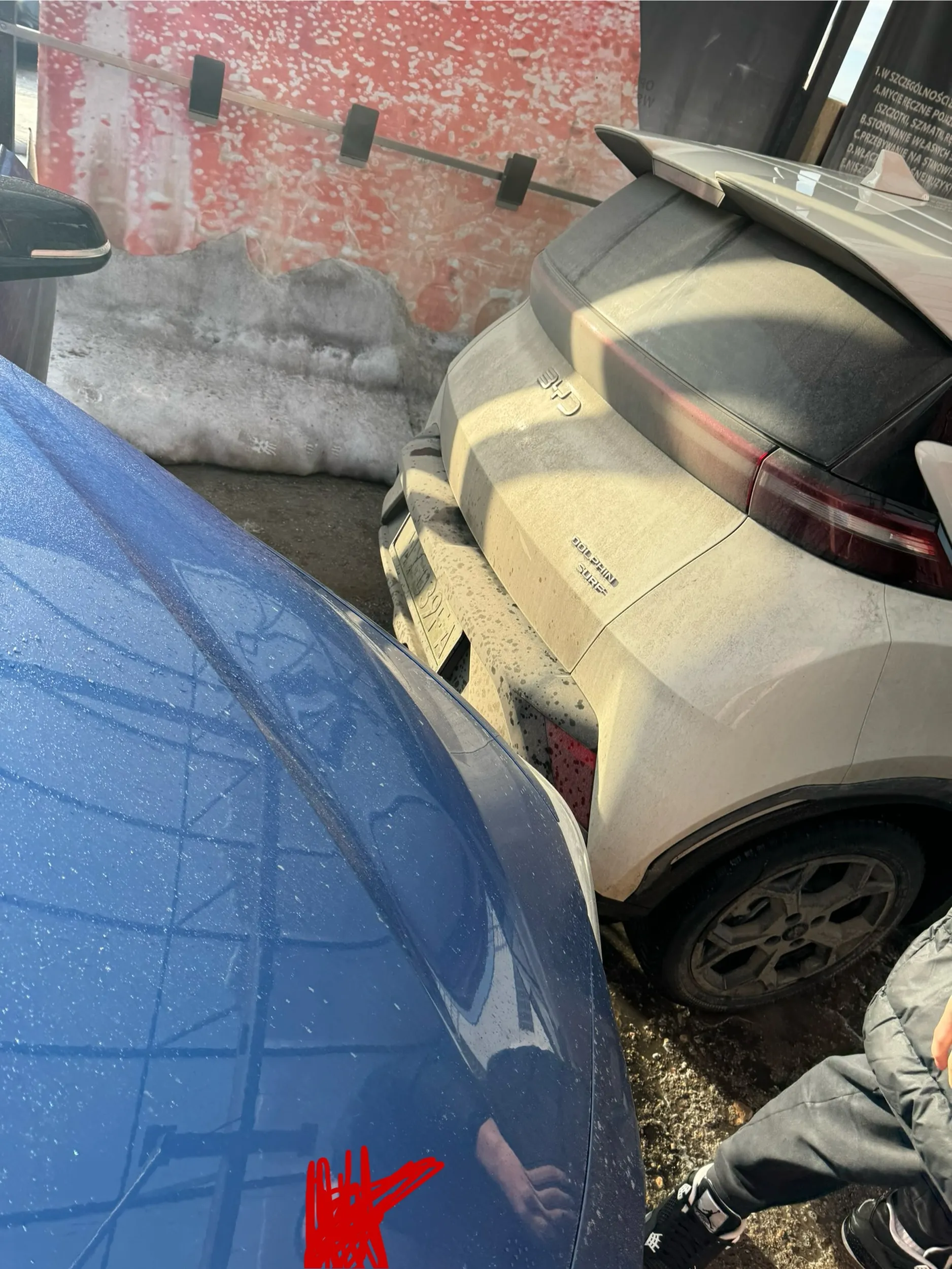 Darmowy spektakl na myjni. Kierowca tego pojazdu ewidentnie pomylił kolejkę do mycia z planem gangsterskiego teledysku. Niestety, krzyki i agresywna postawa w miejscu publicznym rzadko budzą szacunek, a częściej politowanie. Najzabawniejszy w tym wszystkim jest kontrast: Pan sili się na groźną pozę rodem z półświatka, siedząc w białym, chińskim elektryku o aparycji sprzętu AGD. Efekt jest czysto komediowy – "bananowa" stylizacja z Wilanowa zderzona z rzeczywistością auta, które wygląda, jakby zostało pożyczone od bardzo cierpliwej dziewczyny. Mniej napinki, kolego, bo ten wizerunek się po prostu nie spina. PS. Tyle krzyku, a na końcu taka szybka ewakuacja???