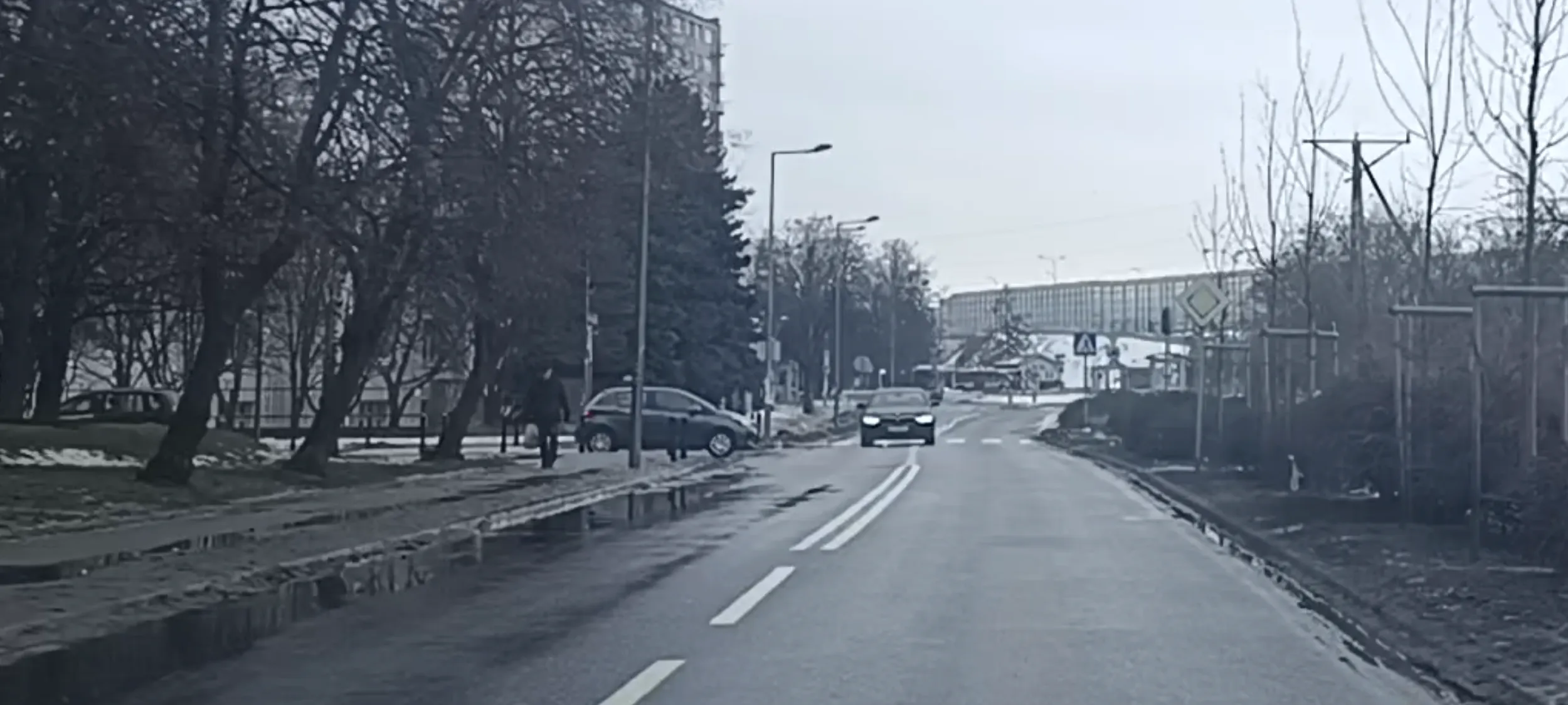 Jazda po alkoholu środkiem ulicy. Zjechał dopiero po otrąbieniu.