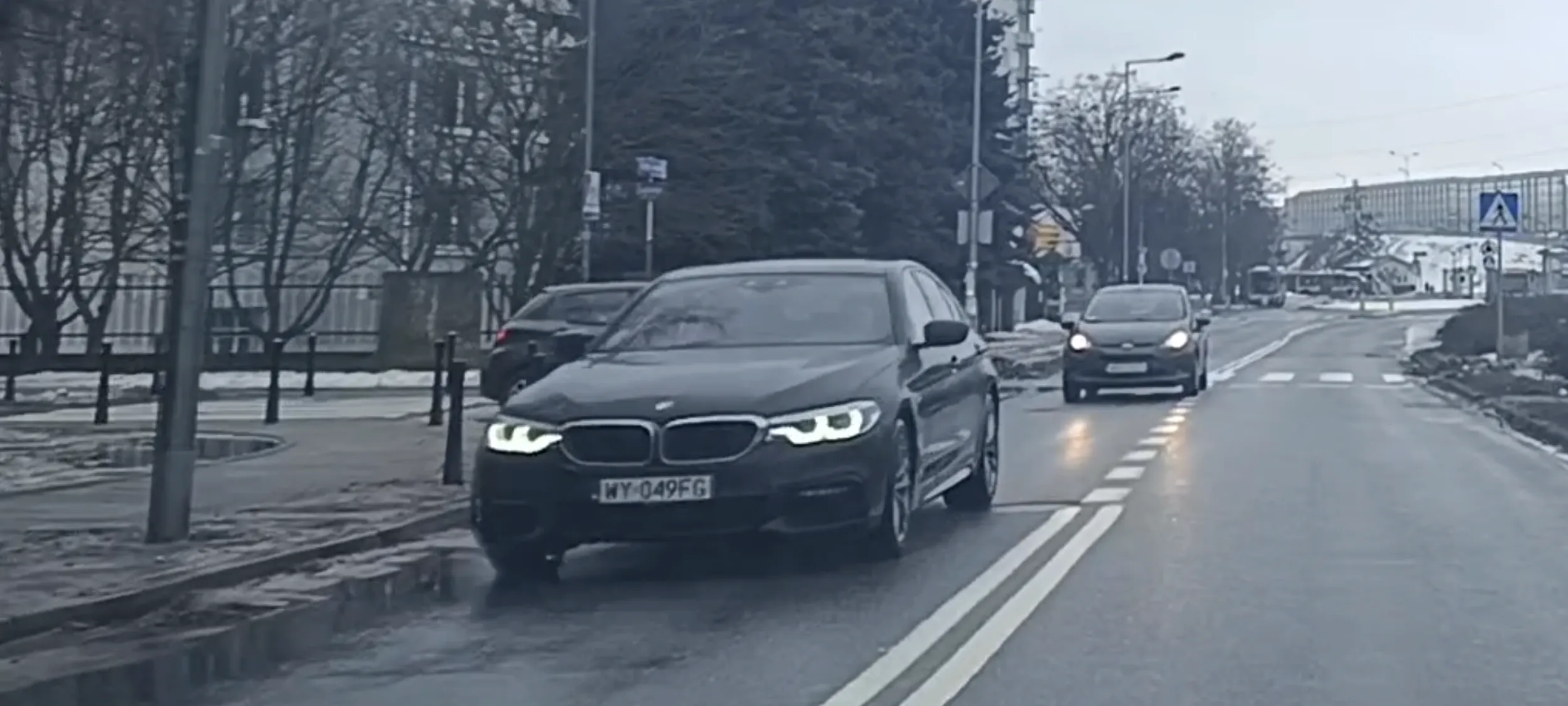 Jazda po alkoholu środkiem ulicy. Zjechał dopiero po otrąbieniu.