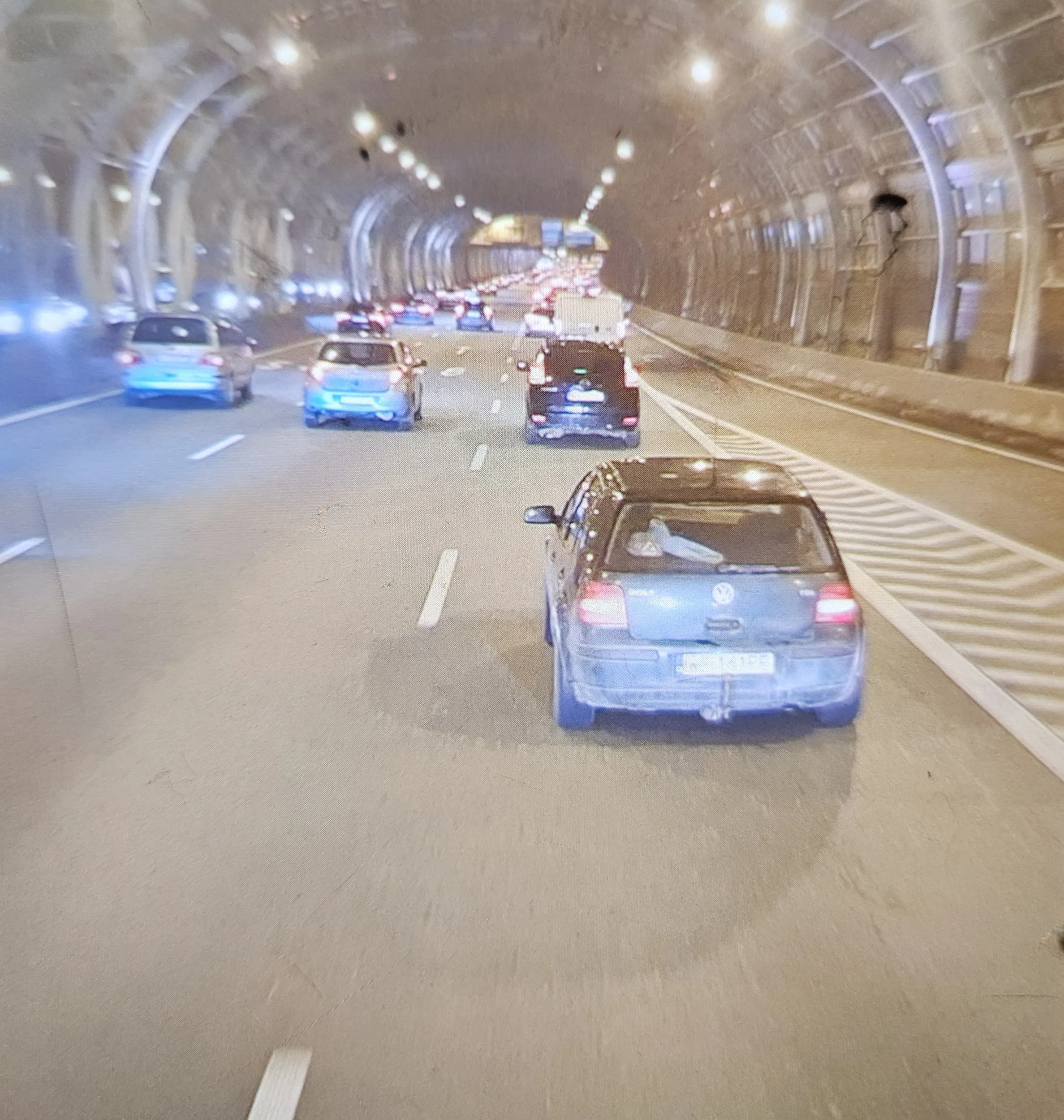 I co siusiaczku taki odważny jesteś? Trzeba było się zatrzymać to byś dostał w ten pusty r** aż miło, przecież po to zahamowałem wcześniej. Wiesz o tym że jesteś nagrany? Czemu uciekłeś po tym jak zablokowałeś mnie i wszystkich pozostałych? Dlaczego przy pasie włączającym się nie stosowałeś się jazdy na suwak? Dostałeś lekcję właśnie za to gdybyś się zastanawiał...