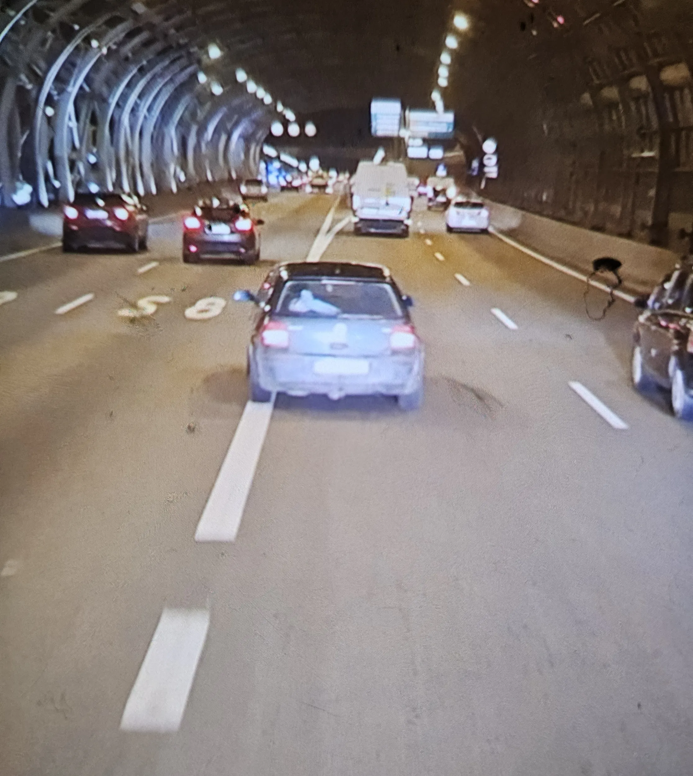 I co siusiaczku taki odważny jesteś? Trzeba było się zatrzymać to byś dostał w ten pusty r** aż miło, przecież po to zahamowałem wcześniej. Wiesz o tym że jesteś nagrany? Czemu uciekłeś po tym jak zablokowałeś mnie i wszystkich pozostałych? Dlaczego przy pasie włączającym się nie stosowałeś się jazdy na suwak? Dostałeś lekcję właśnie za to gdybyś się zastanawiał...