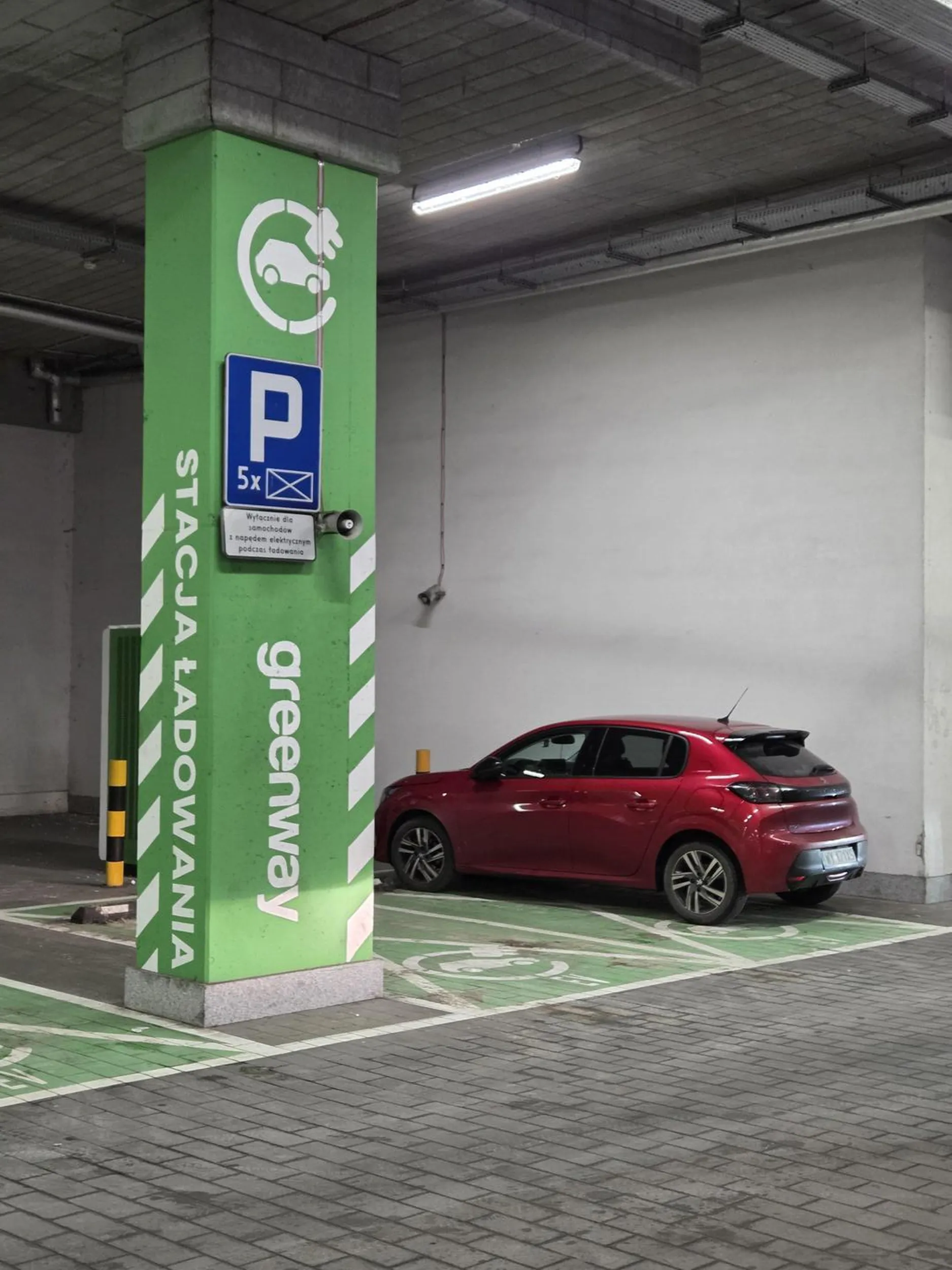 Nie pozdrawiam kierowcy, który z premedytacją blokuje miejsca pod ładowarkami dla elektryków spalinówką. Obok ok. 30 zwykłych, wolnych miejsc, a mimo to "cfaniakuje". Mam nadzieję, że ktoś kiedyś zastawi Ci dystrybutor.