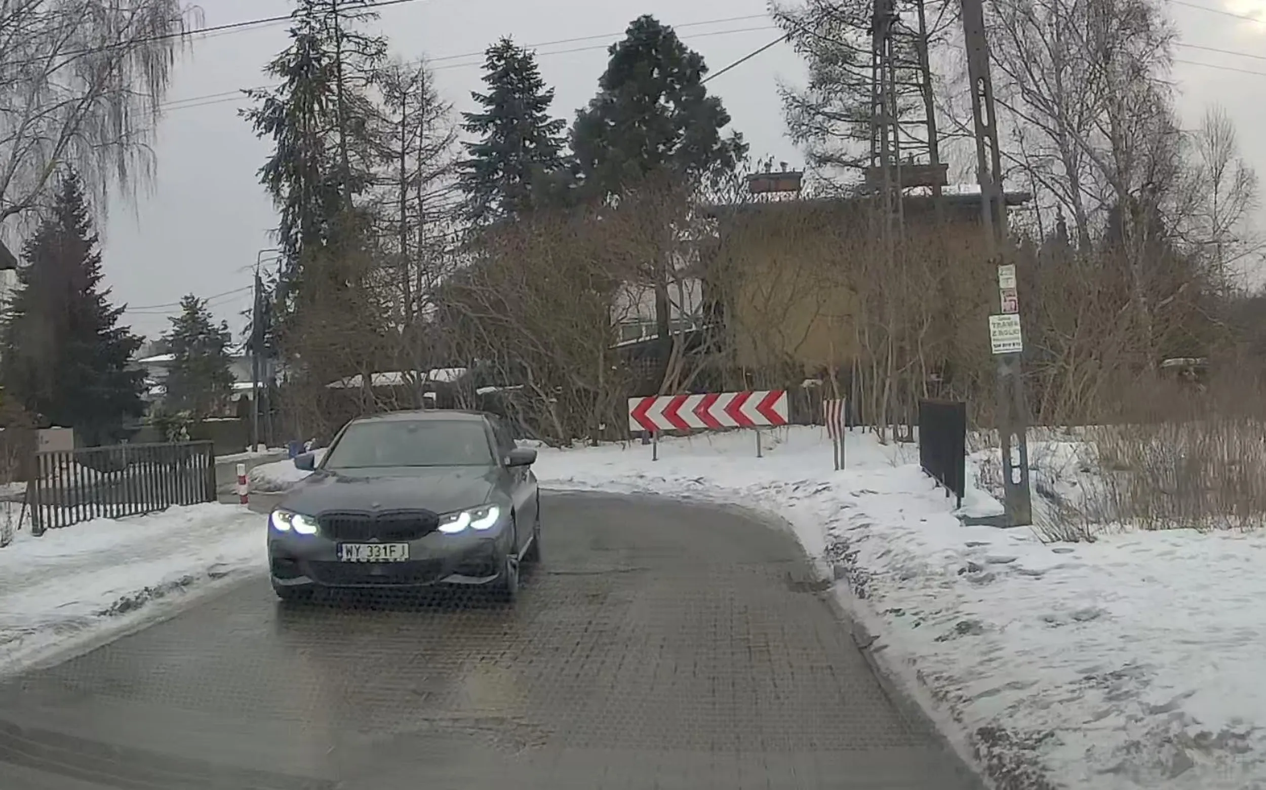 Kierowca nie ogarnia szerokosci auta i spycha nadjeżdżające auta na zaspy.