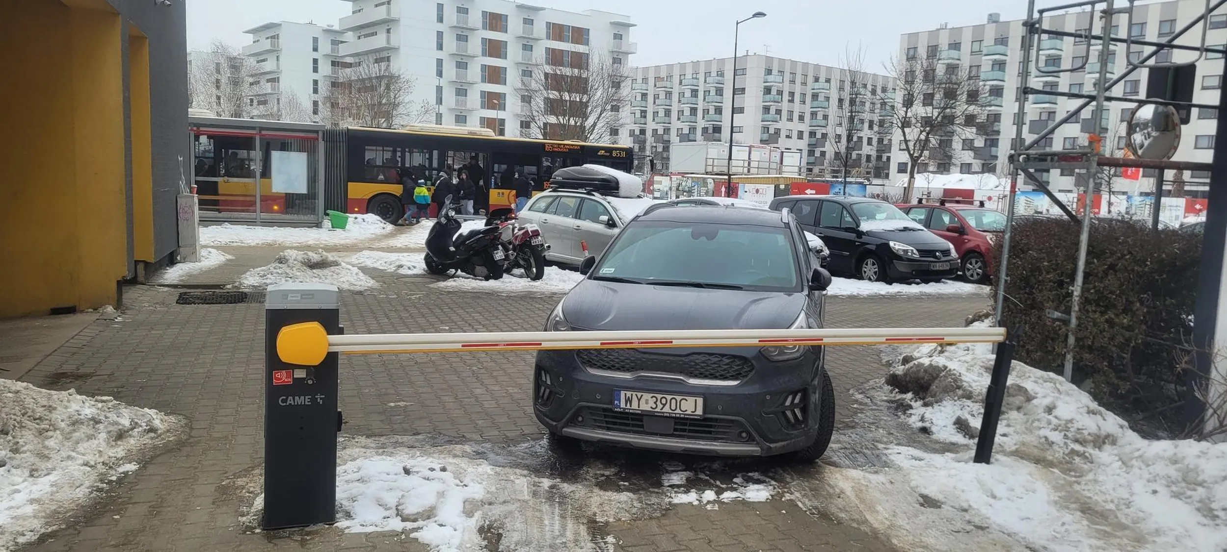 Bardzo ważny i inteligentny Pan. Musi parkować gdzie chce.