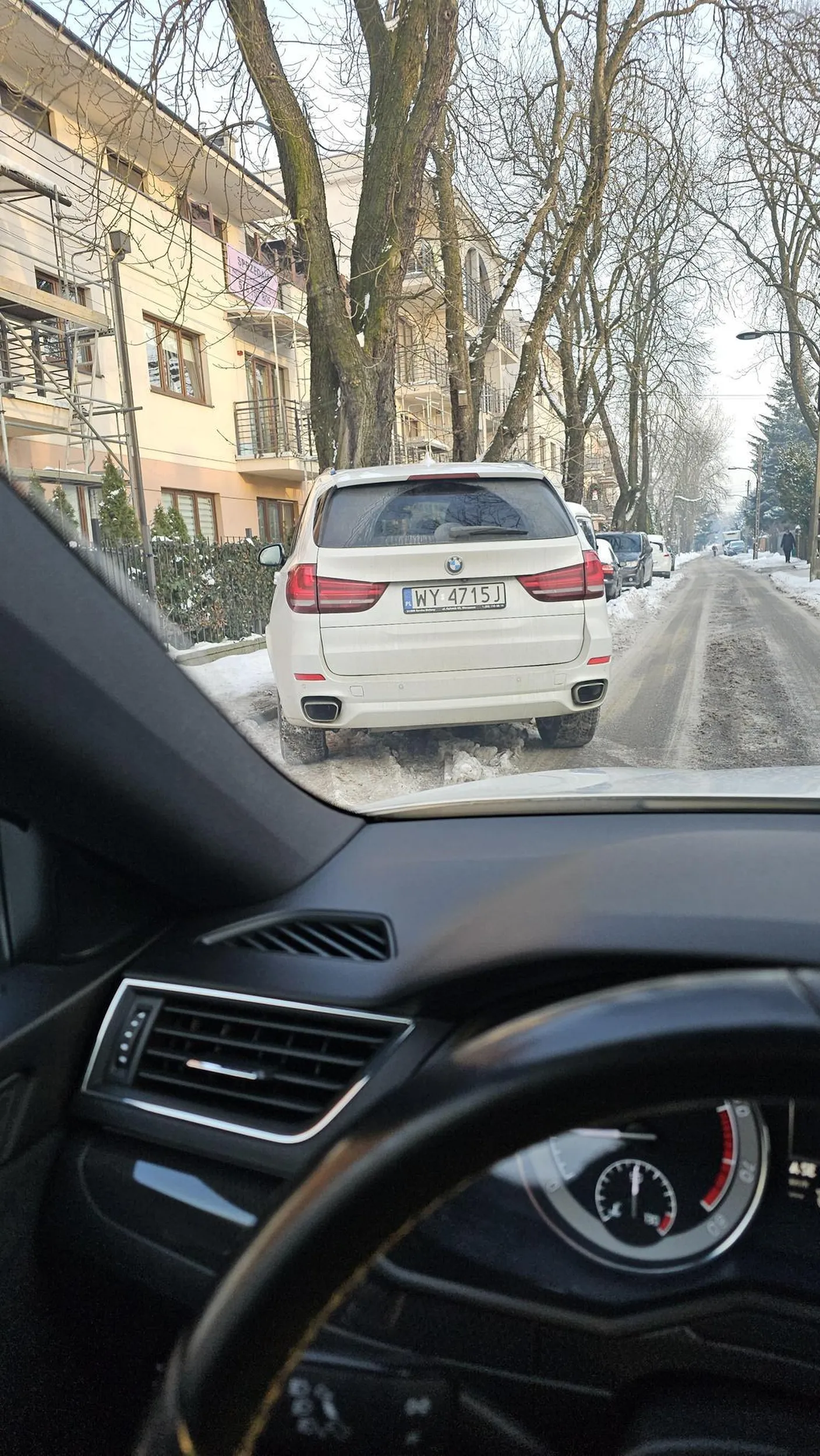 Babo naucz się jeździć. Człowiek przepuszcza taxi z naprzeciwka a ta z BMW wpiepsza sie przed maskę mało nie uderzając a auto.