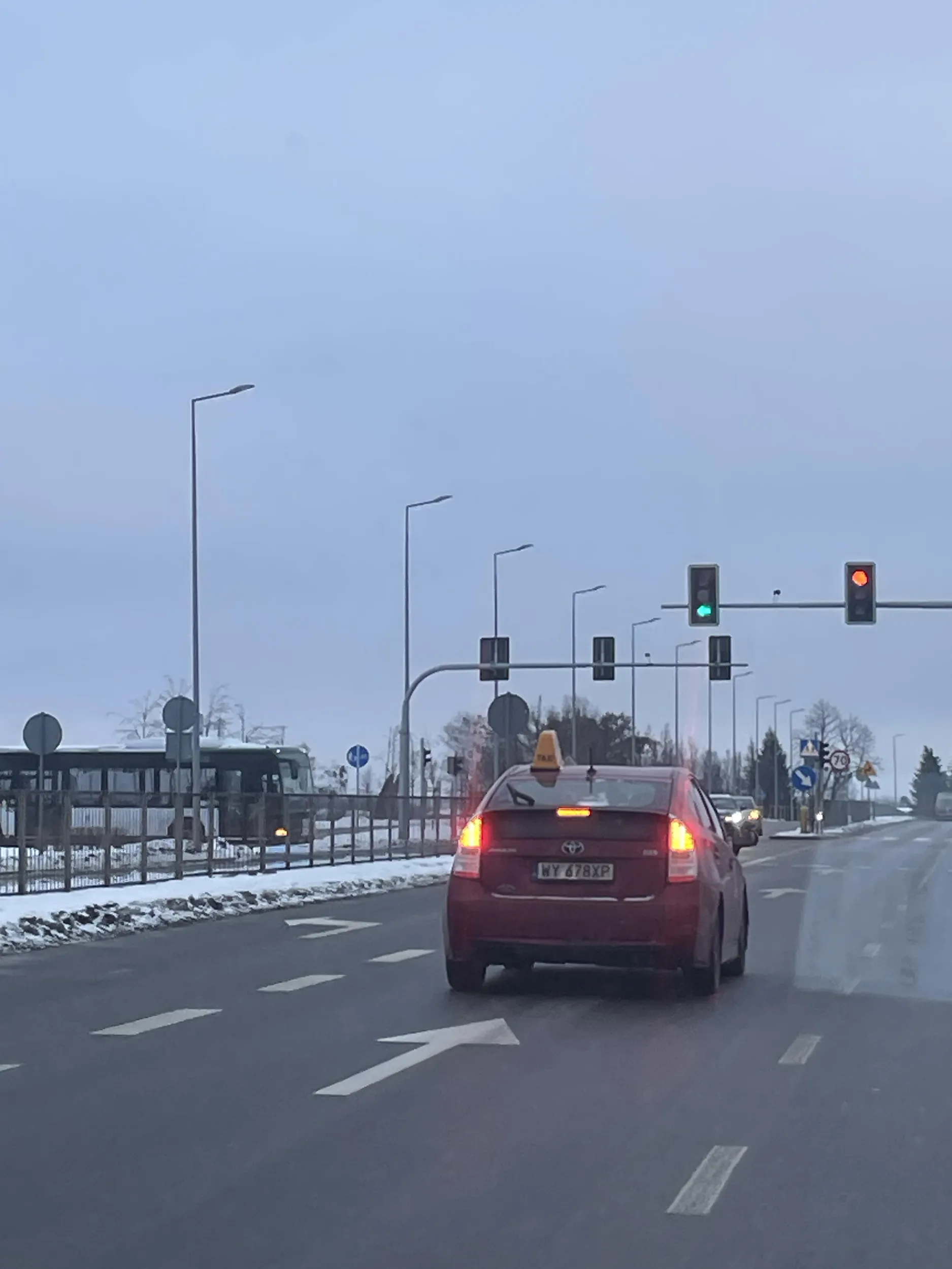 Morderczyni ze wschodu wyprzedza na pasach i mało co nie potrąciła człowieka PIASECZNO Ul.okulickiego przy Kaufland