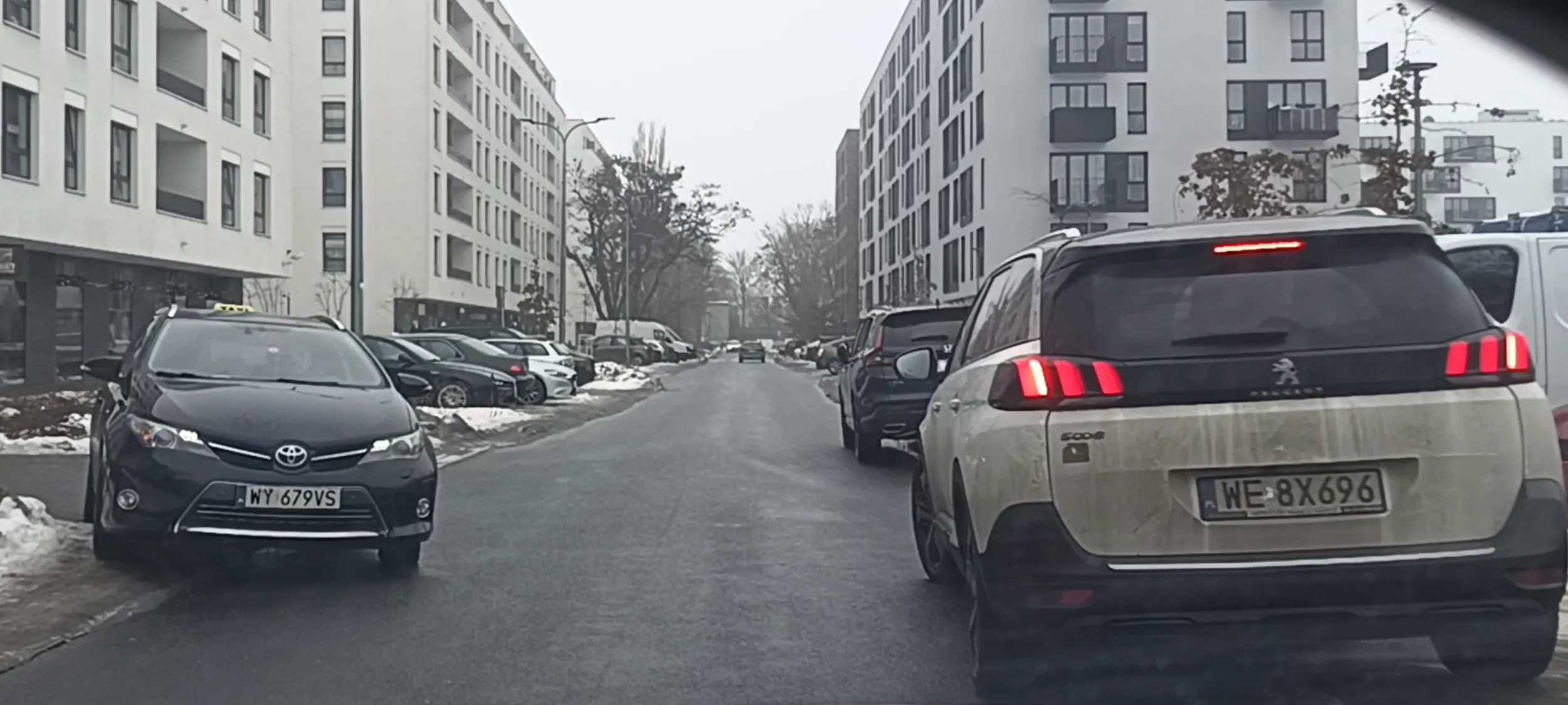 2 Pato kierowców stanęło na ulicy z zakazem zatrzymywania się i postoju. Nie da się przyjechać.