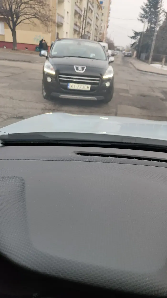 Pani nie zna zasad ruchu drogowego. Każe innym jeździć po chodniku zajmując wolny pas ludziom z naprzeciwka. Miała problem,aby wycofać. Wysiadła z auta i zablokowała ruch