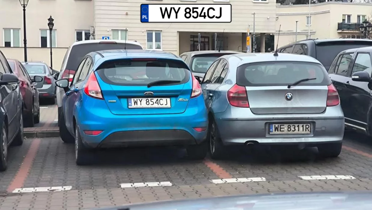 Zaparkował se. Fakt że miejsca oznaczeń są $ujowe. Jak w samolocie 2 klasy ledwo co.