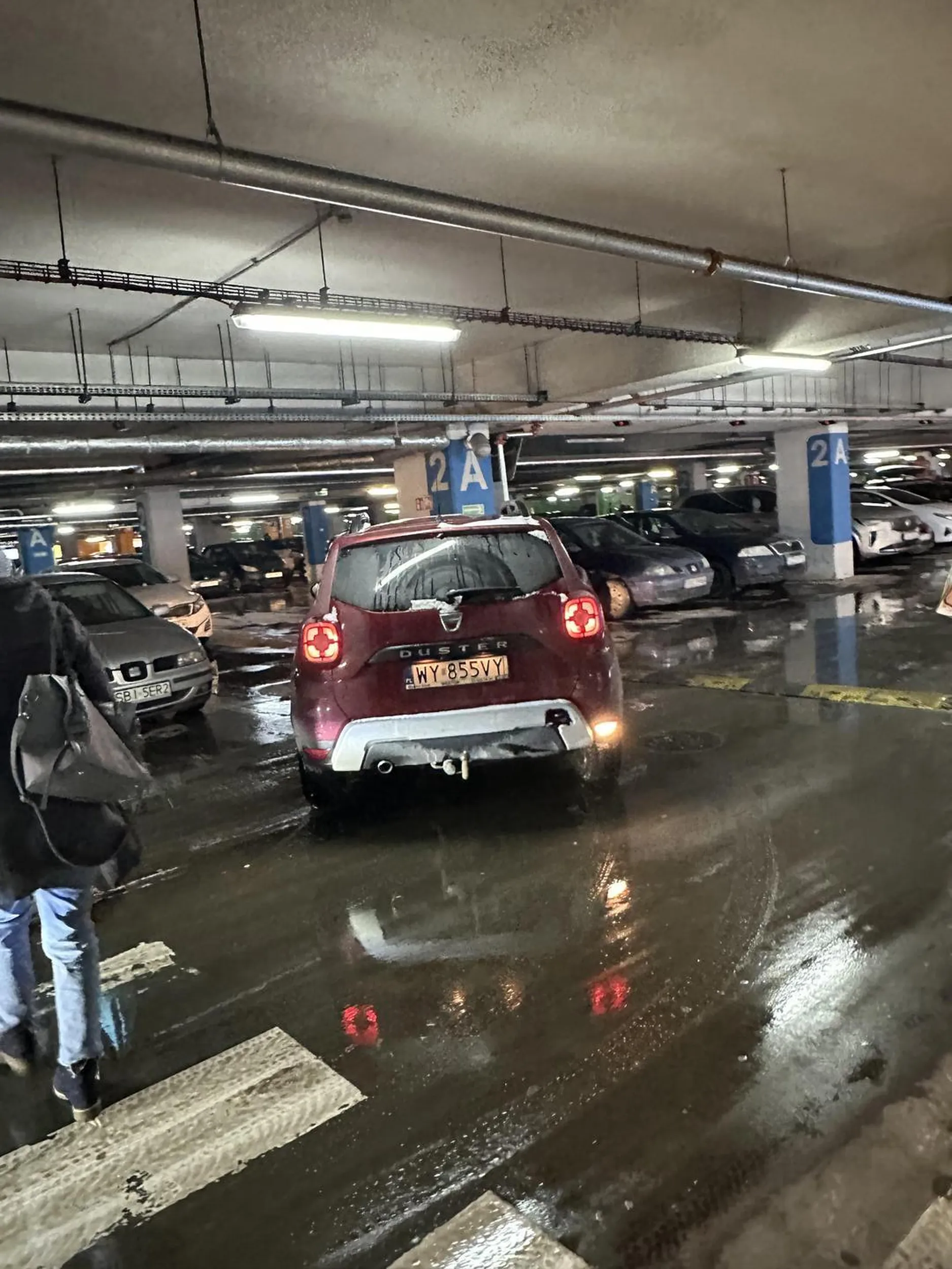 Wariat, nie zwolnił jak wchodziłam na pasy i prawie zostałam potrącona. Uważajcie na niego