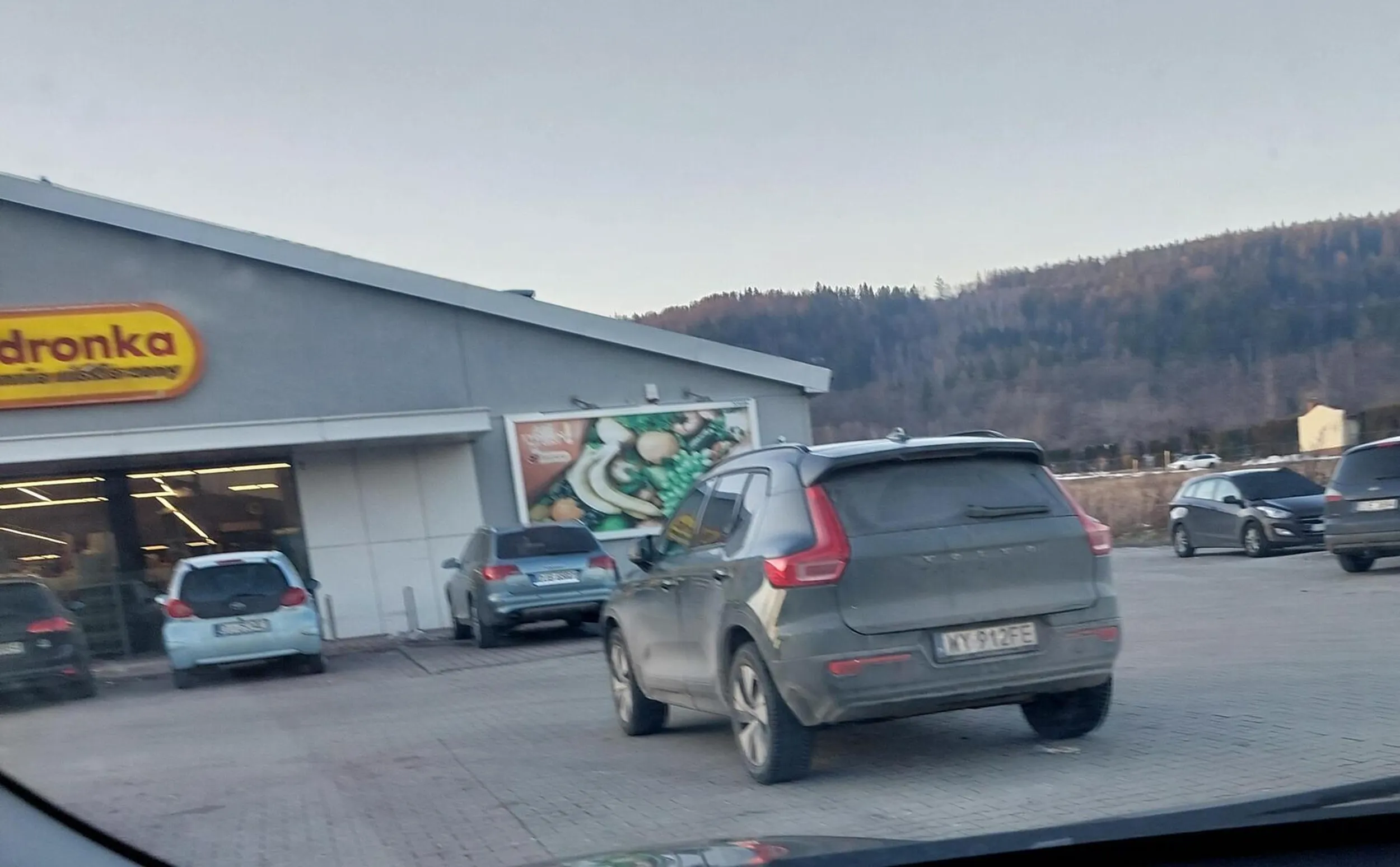 Pełno miejsc parkingowych, a staje na drodze dojazdowej