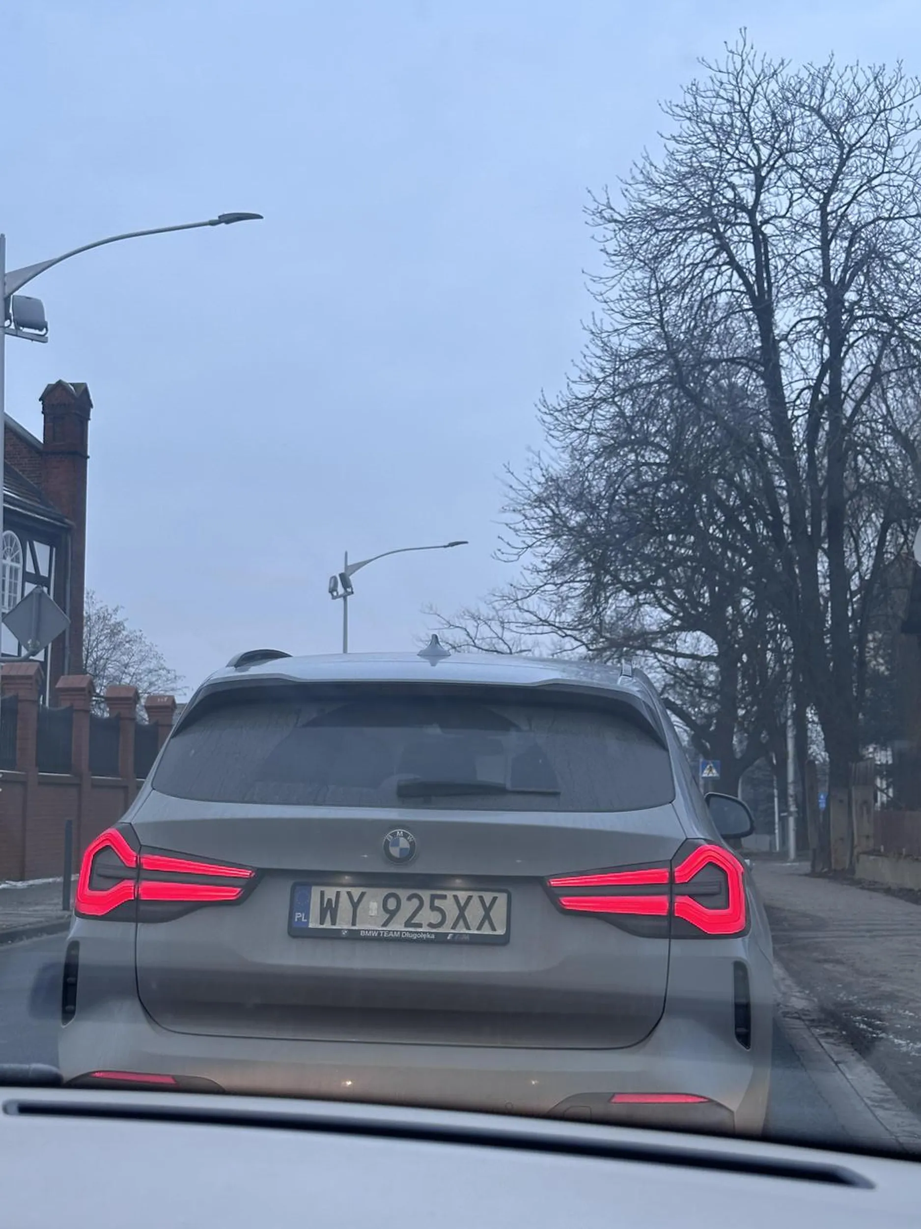 Bardzo miły lysy Pan pozdrawiający każdego środkowym palcem