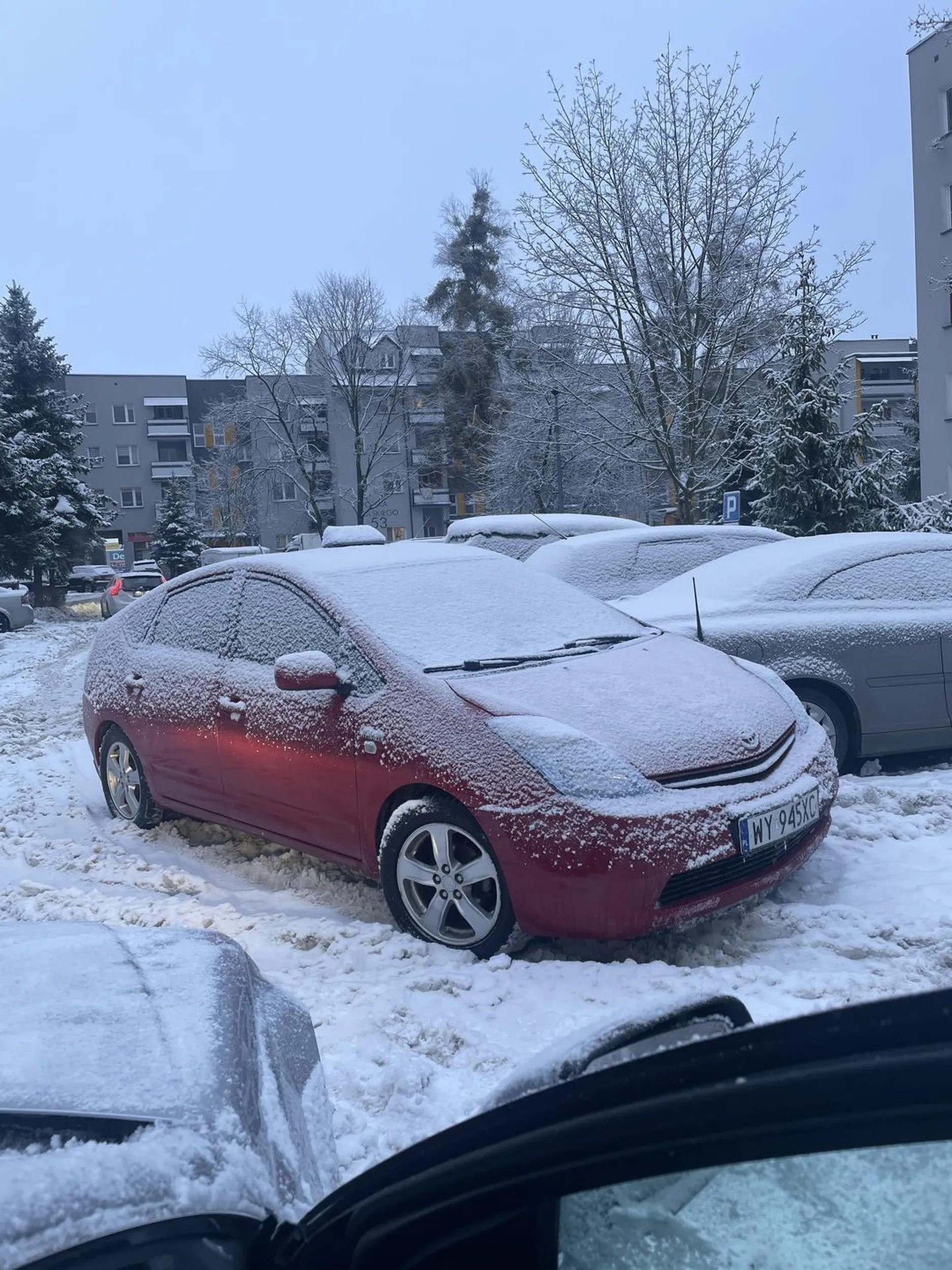 Parkuje sobie przed samochodem w przejeździe , nie polecam tej ‚taxi’