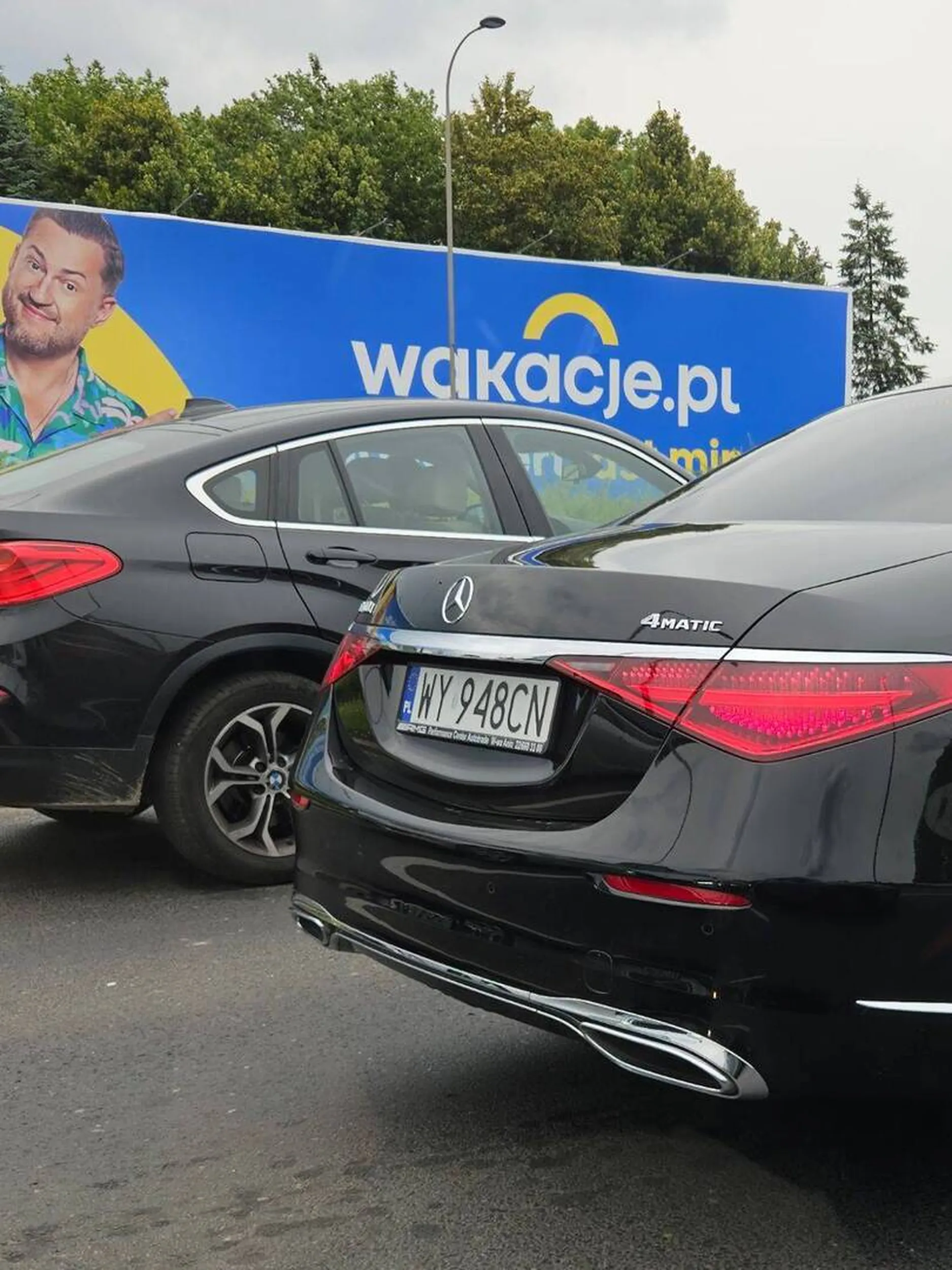 Totalny burak i nerwus. Na wjeździe do Warszawy Alejami Jerozolimskimi gonił drugi samochód i wymachiwał rękoma przez otwartą szybę. Następnie napluł na ten samochód i zaczął gwałtownie się oddalać przejeżdżając na czerwonym świetle.