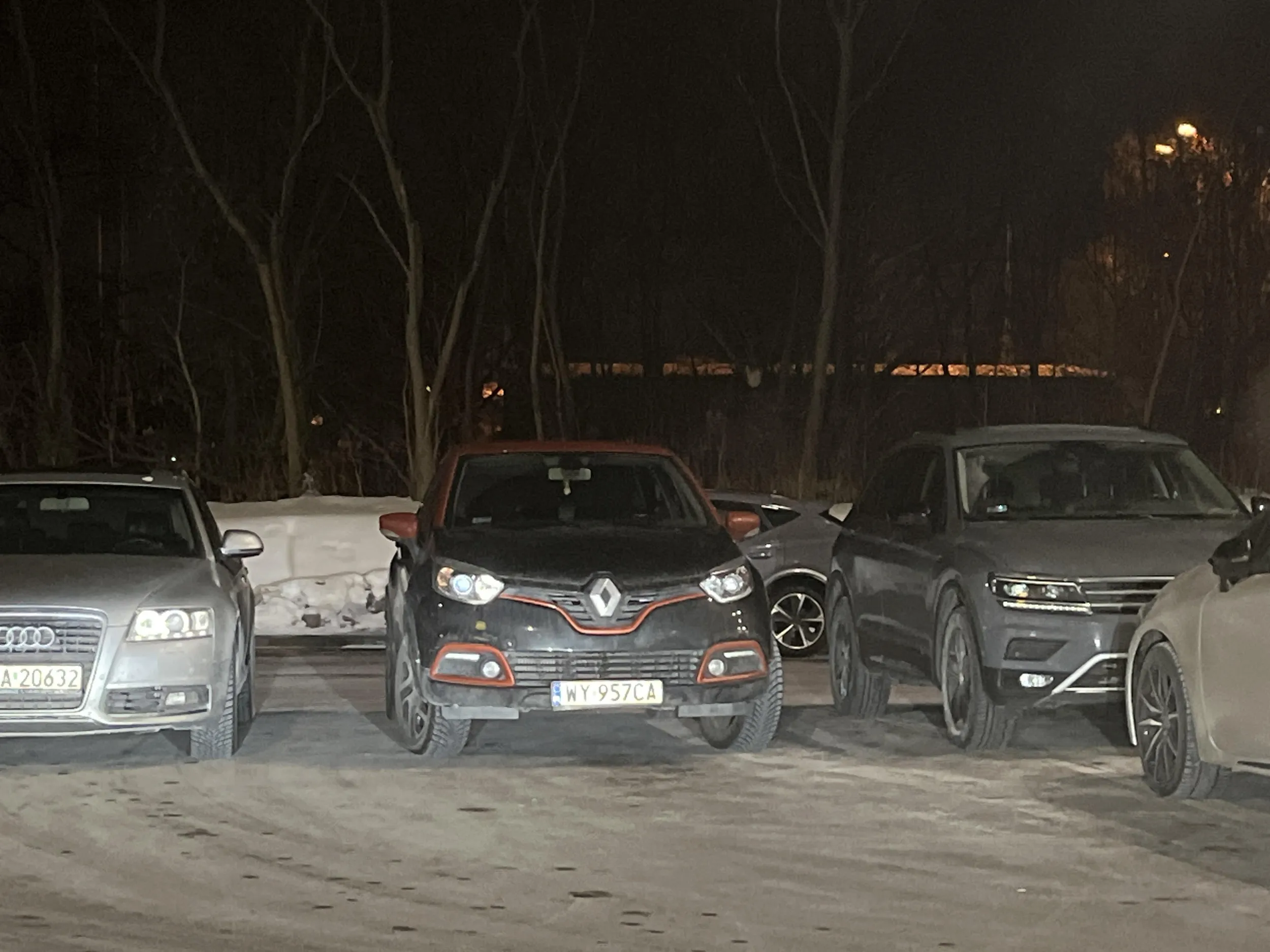 Kierująca zaparkowała na przejeździe pod sklepem pomimo wolnych i wydzielonych miejsc postojowych.