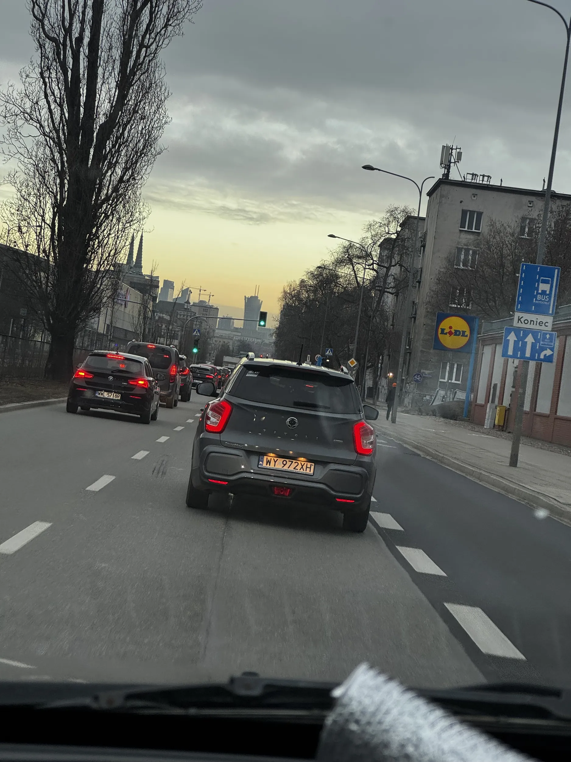 Może nie znam tego znaczka samochodu, ale mentalność kierowcy BMW. Na kursie prawa jazdy było na bank powiedziane , że ten wystający przełącznik po lewej stronie przy kierownicy służy między innymi do informowania innych kierowców o zmianie pasa ruchu.