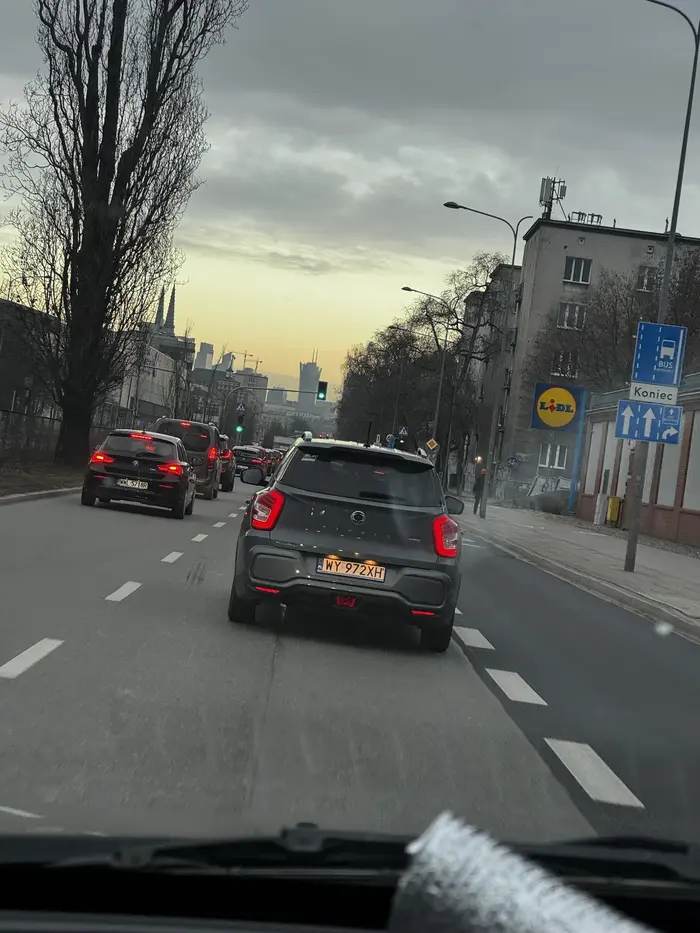 Może nie znam tego znaczka samochodu, ale mentalność kierowcy BMW. Na kursie prawa jazdy było na bank powiedziane , że ten wystający przełącznik po lewej stronie przy kierownicy służy między innymi do informowania innych kierowców o zmianie pasa ruchu.