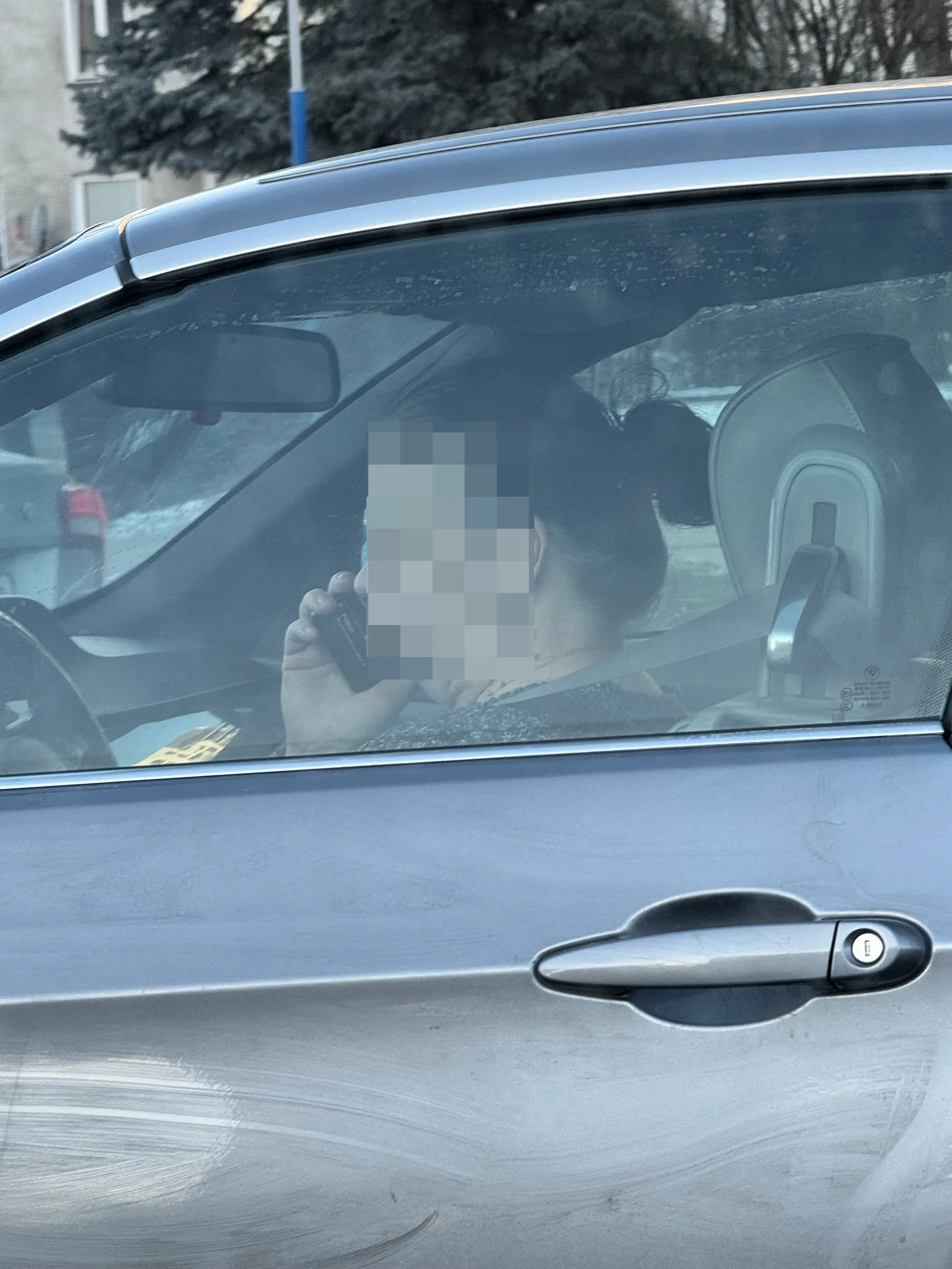 Kobita zdecydowanie nie potrafi jeździć. Nie dość że prawie we mnie wjechała zmieniając pas bez kierunku, to jeszcze zrobiła mi zdjęcia i zaczęła dzwonić na policję ?