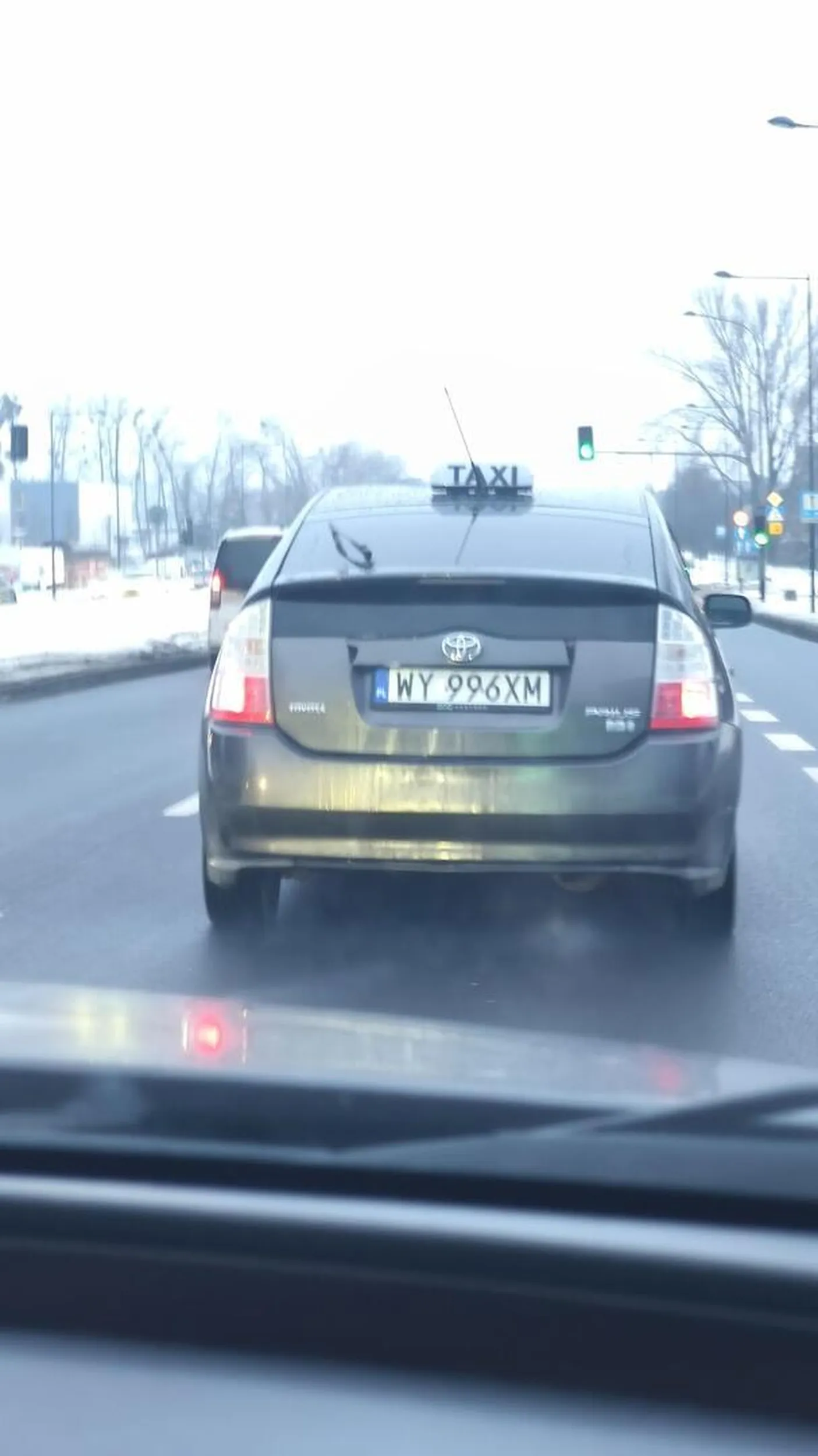 Kierowca niebezpiecznie wyprzedza i nie włącza kierunkowskazów, jazda na zderzaku