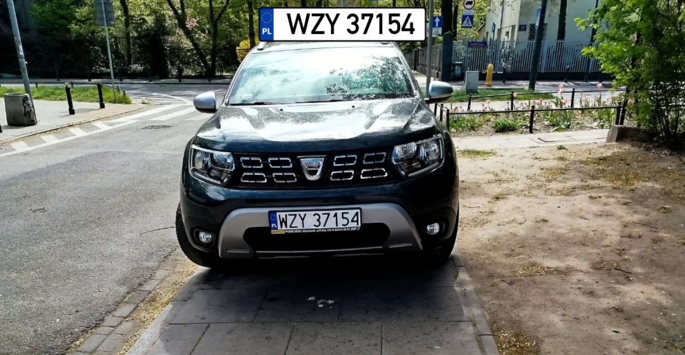 Kierowca Daci ma wyjeb$  na innych. Od dawna się zastanawiam czy w tej sytuacji mogę wejść po "schodach" :)