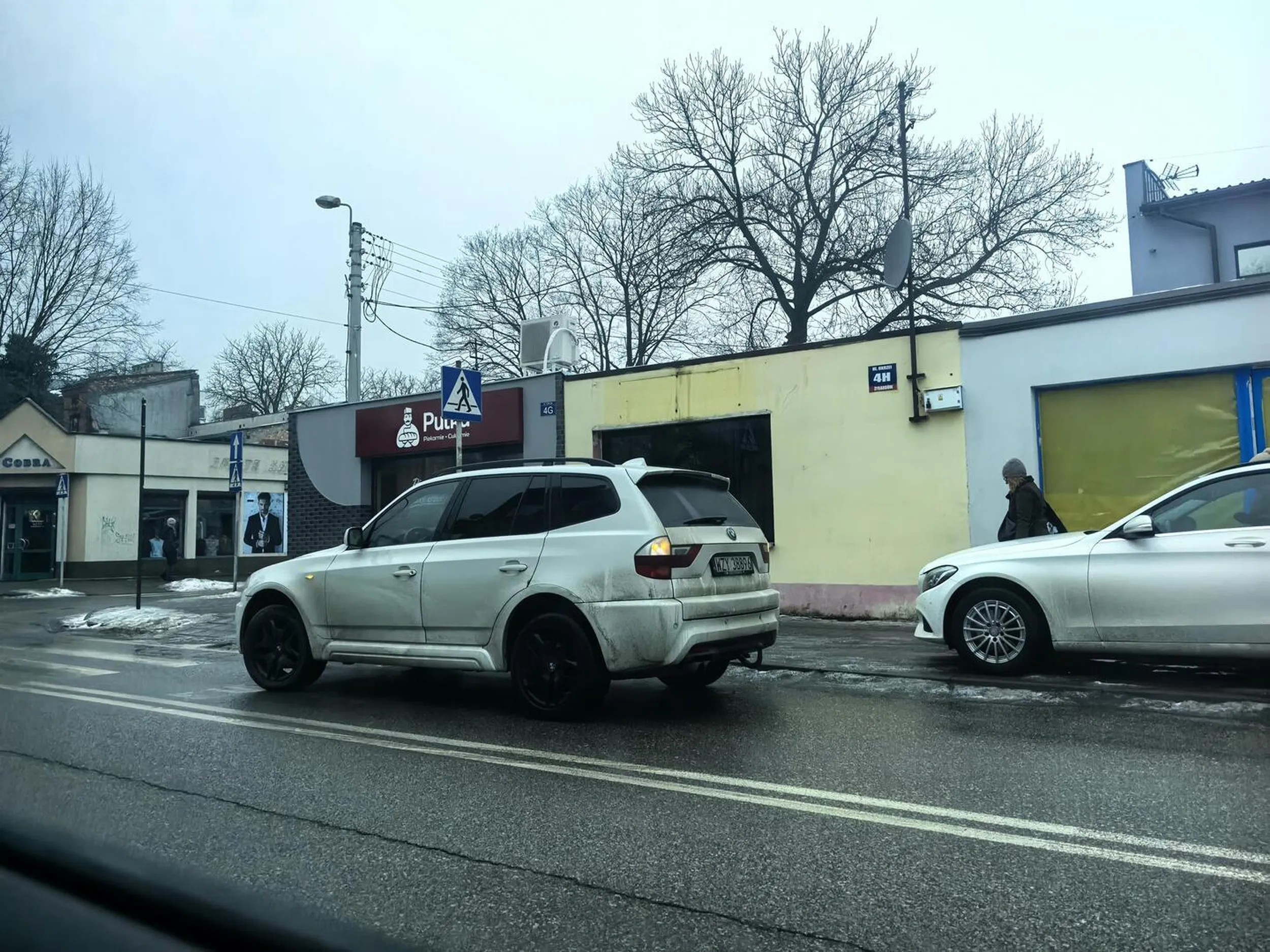 Następnym razem postaw auto w poprzek ulicy na pasach.