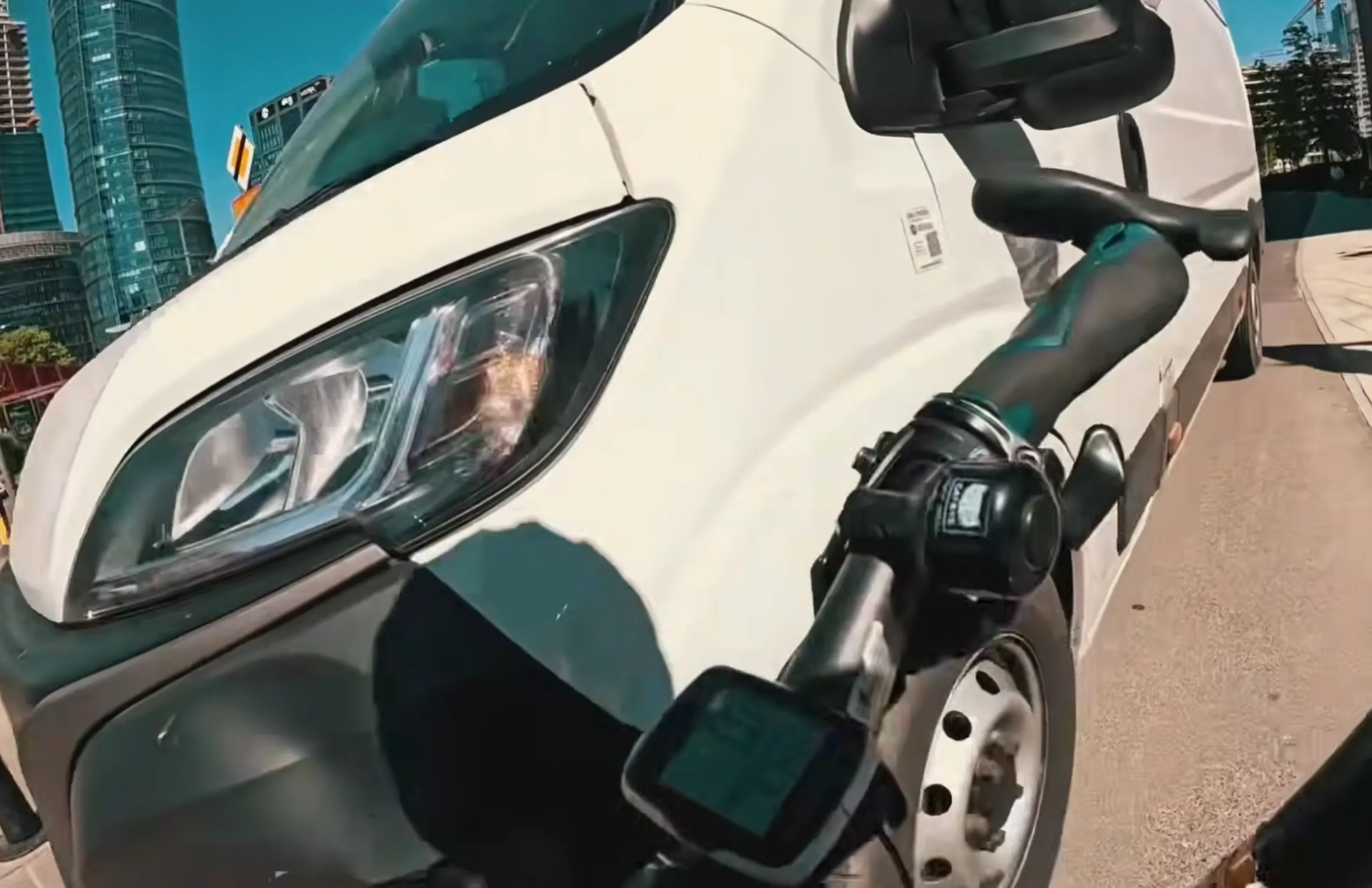 Agresywnie wjeżdża prosto w rowerzystę na ścieżce rowerowej busem, za zwrócenie uwagi, przestawiając słupki zagradzające. Niech firma wyciągnie konsekwencje od kierowcy, na razie nie podajemy co to za firma ale wiemy.