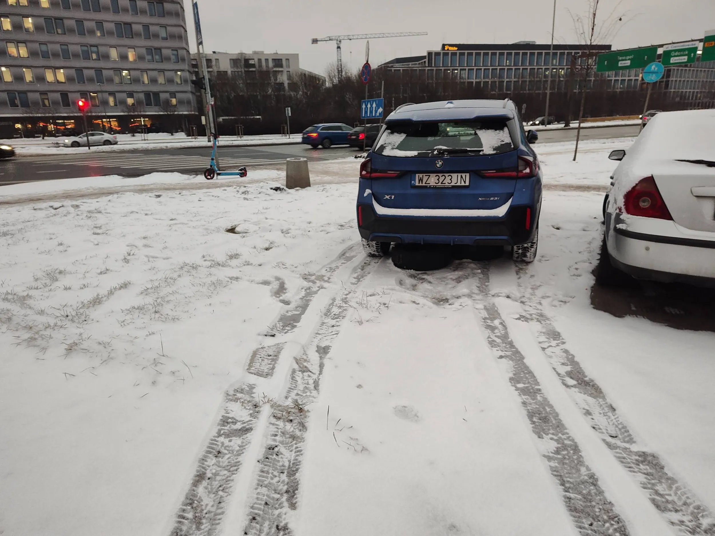 Gamoń codziennie parkuje na trawie. Marka zobowiązuje malutki rozumek.