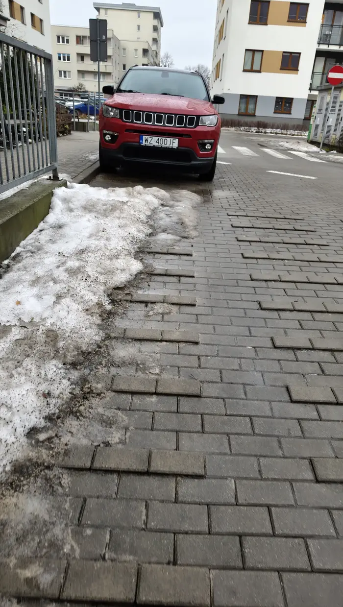 Do najbliższego parkingu jest kilka metrów. Woli parkować nielegalnie, czyli poza miejscem wyznaczonym w strefie zamieszkania. Tak, za to jest mandat