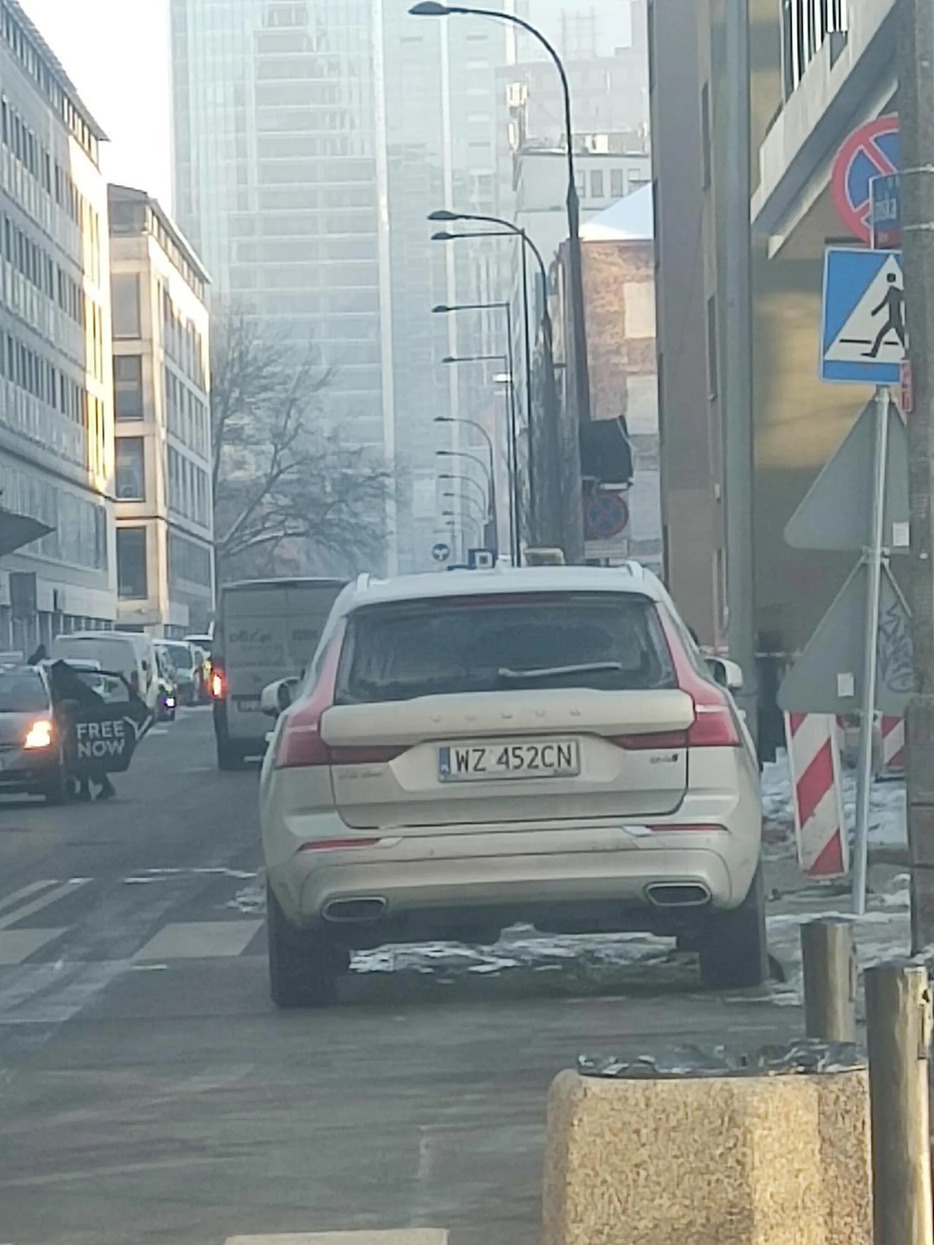 Idealne parkowanie pasy znak zakazu parkowania i postoju ul Pańska