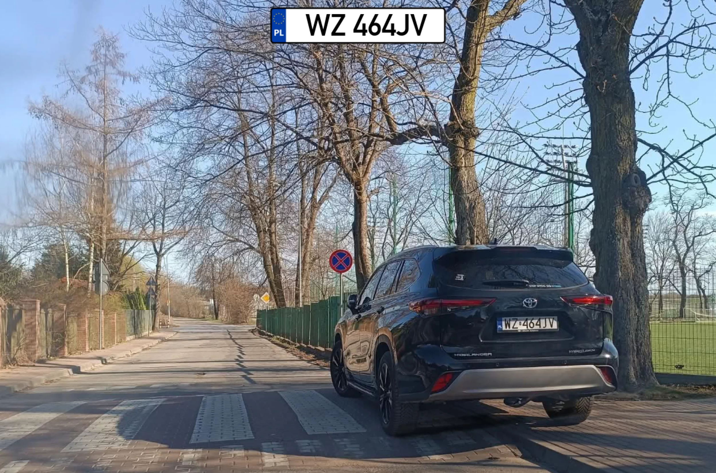 Witam, Jadwisin pod szkołą Podobno ta Pani tam non stop tak "parkuje" Pozdrawiam