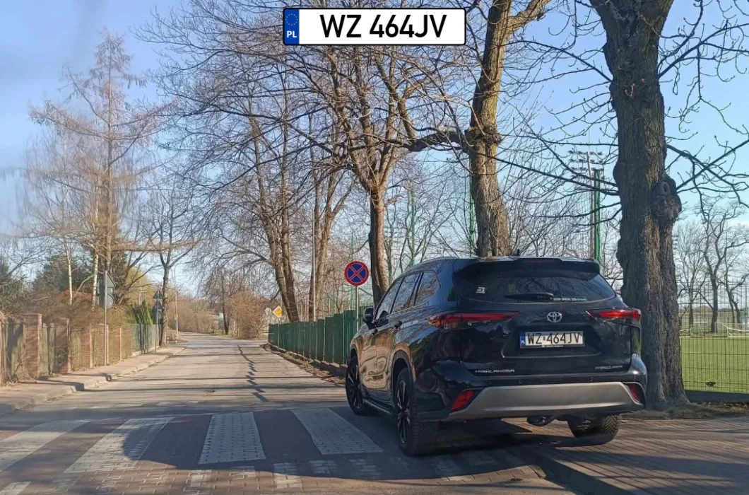 Witam, Jadwisin pod szkołą Podobno ta Pani tam non stop tak "parkuje" Pozdrawiam