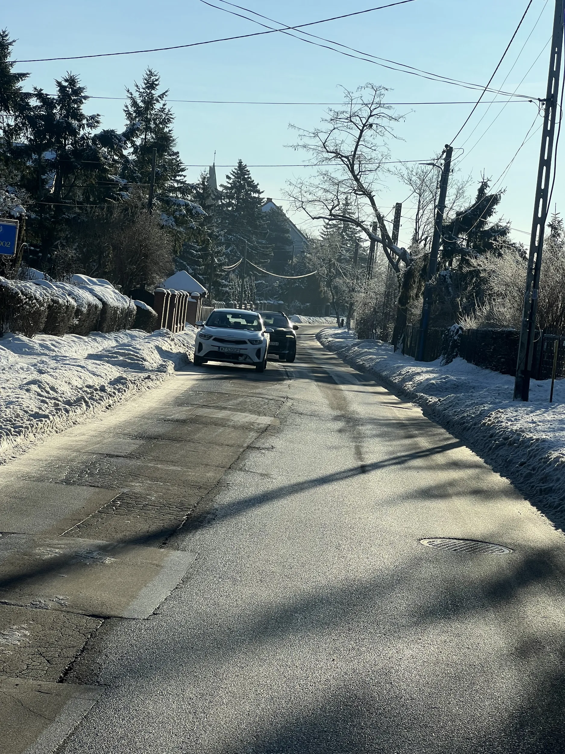 Parkowanie na ulicy gdzie jeżdżą ciężarówki i autobusy.