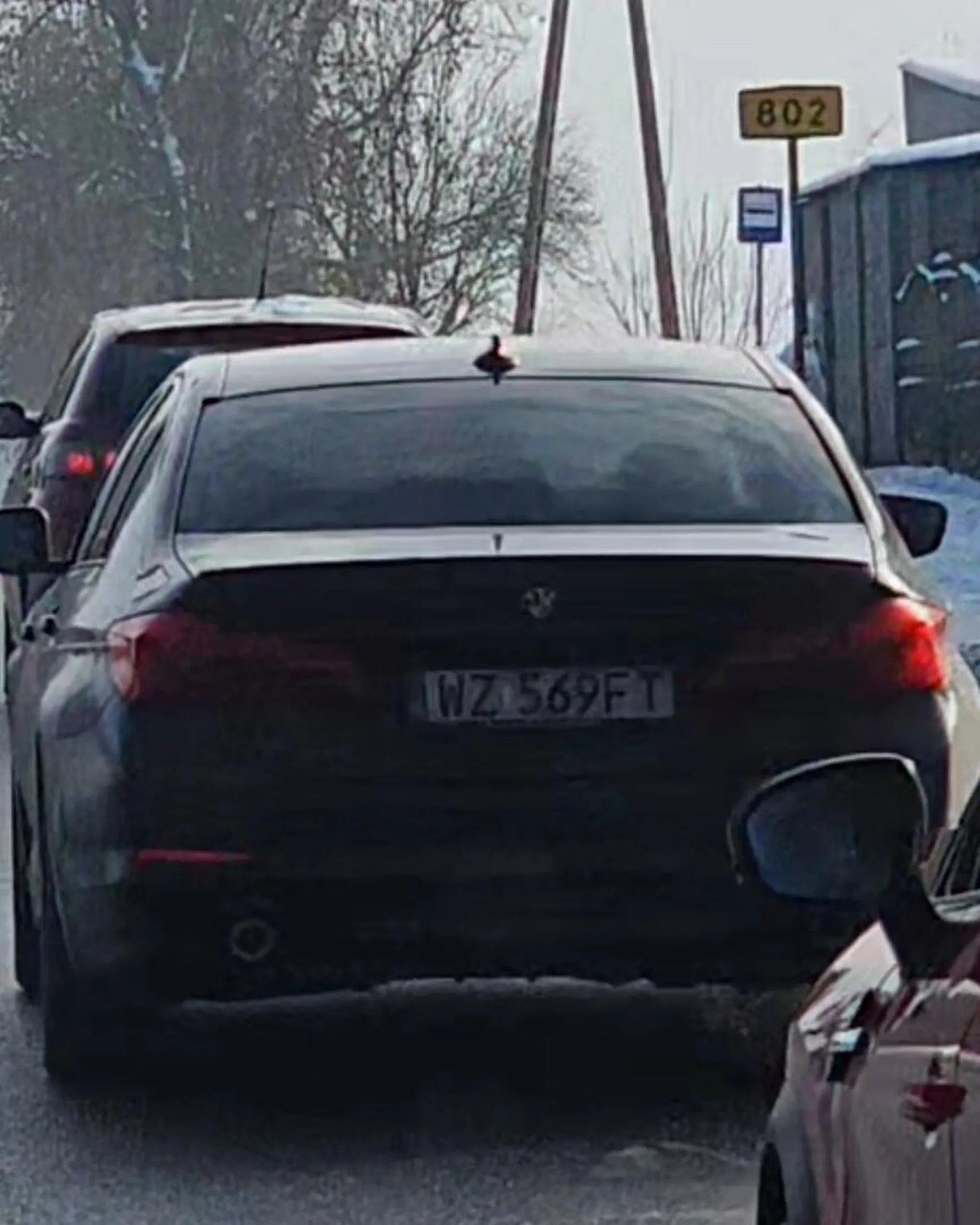 Jedzie ślimak wolno, a jak go wyprzedzasz to przyspiesza, powinni zabrać mu prawko!!!!