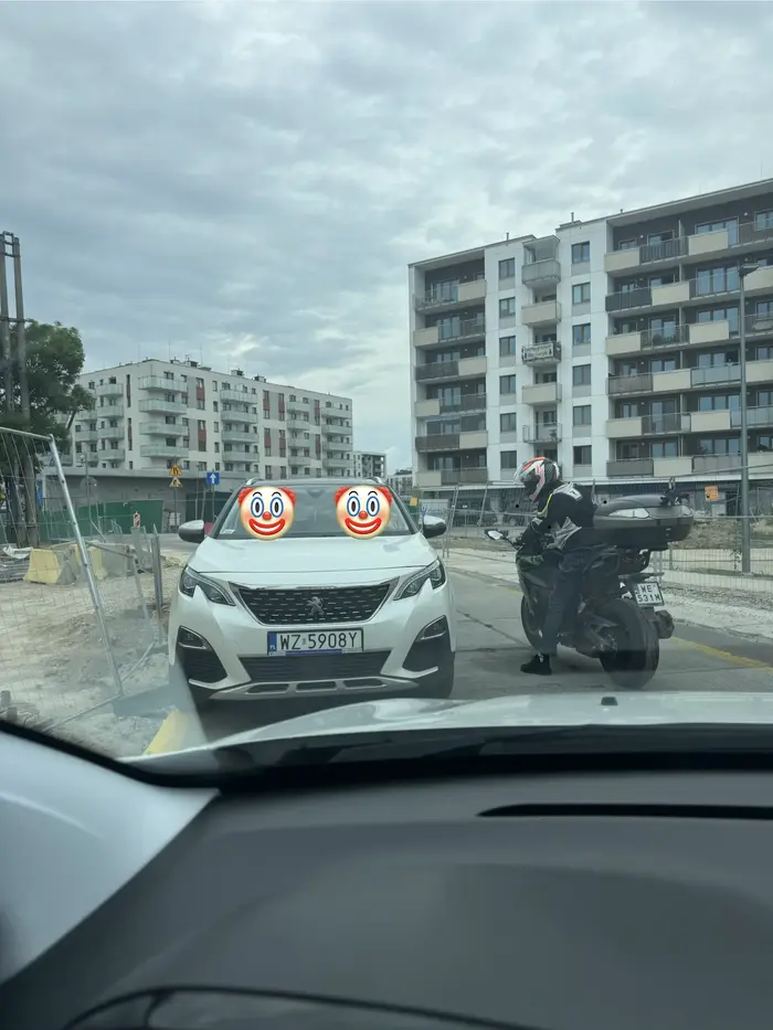 Baba wjeżdża pod prąd, staje przy krawędzi, włącza awaryjne i wszystkim każe ją omijać, kłóci się z wszystkimi, bo ona nie będzie cofać i  jechać do okoła.