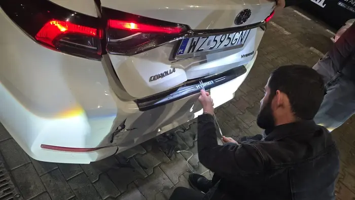 Ten facet wygląda jak mieszkaniec Indii lub Afganistanu, nie umie jeździć, ostro hamuje i zostaje potrącony przez innego kierowcę. Ale najwyraźniej nie został uznany za winnego