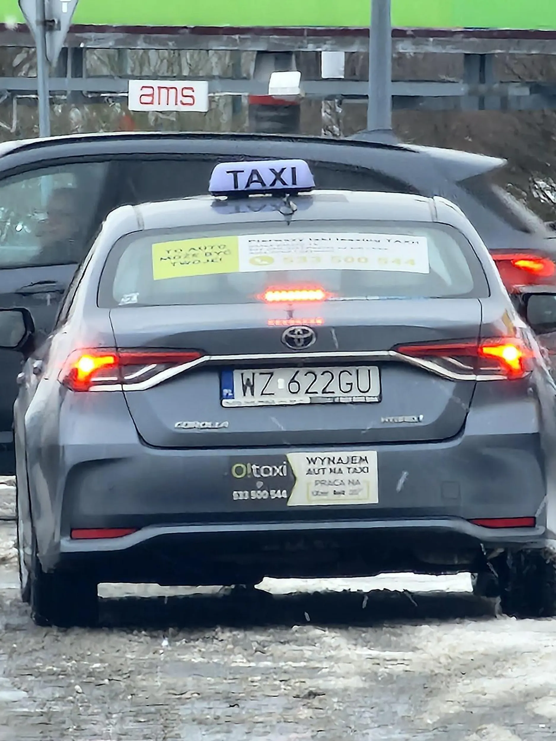 Tempa pinda co nie umie jeździć jeszcze ludzi wozi. Unikać tej taksówki. Jeździ po Łodzi.