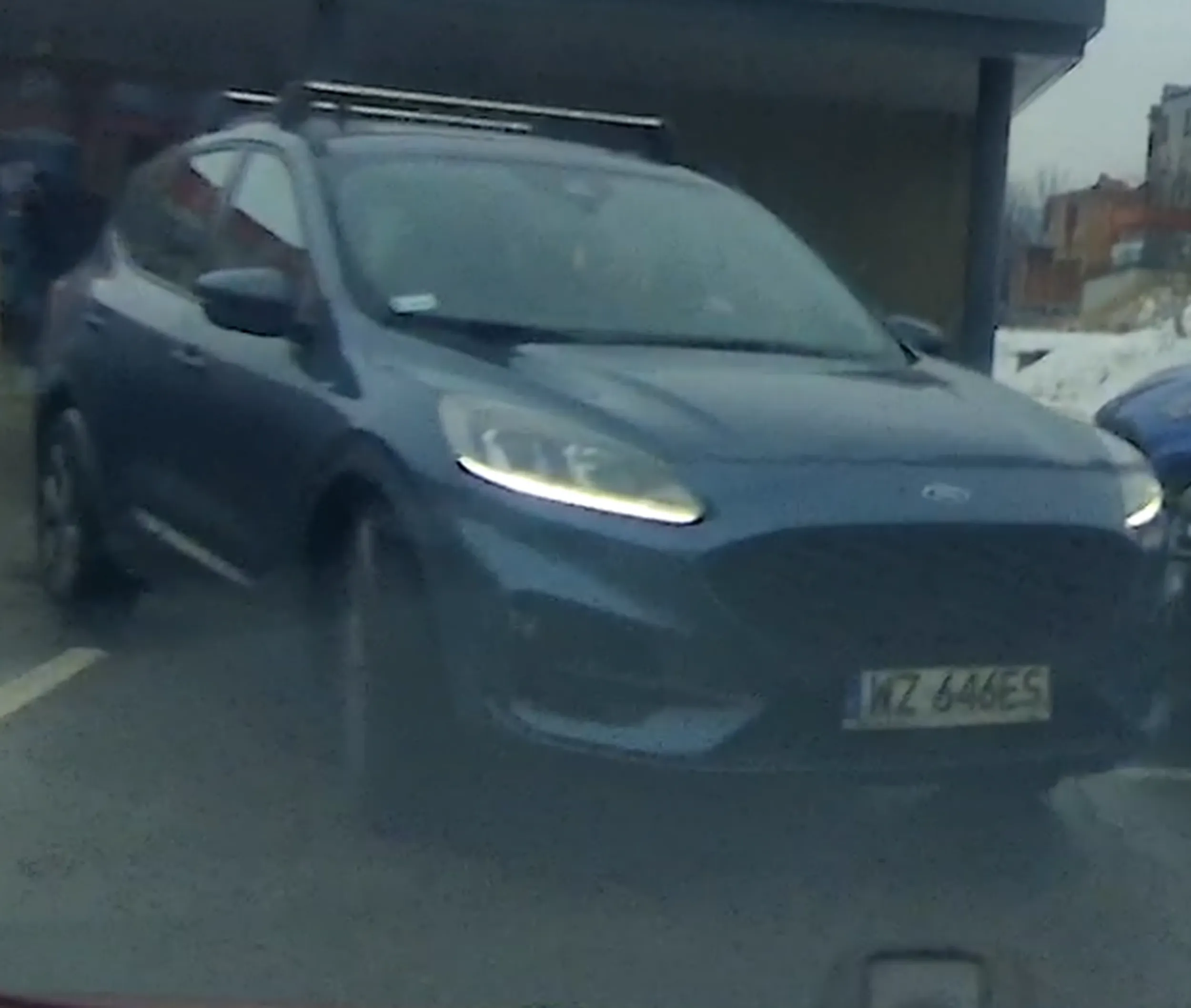 Stara naćpana albo przepita blondynka, która nie powinna wsiadać za kierownicę, bo jeździ pod prąd i tamuje ruch. Wyraźna choroba psychiczna.