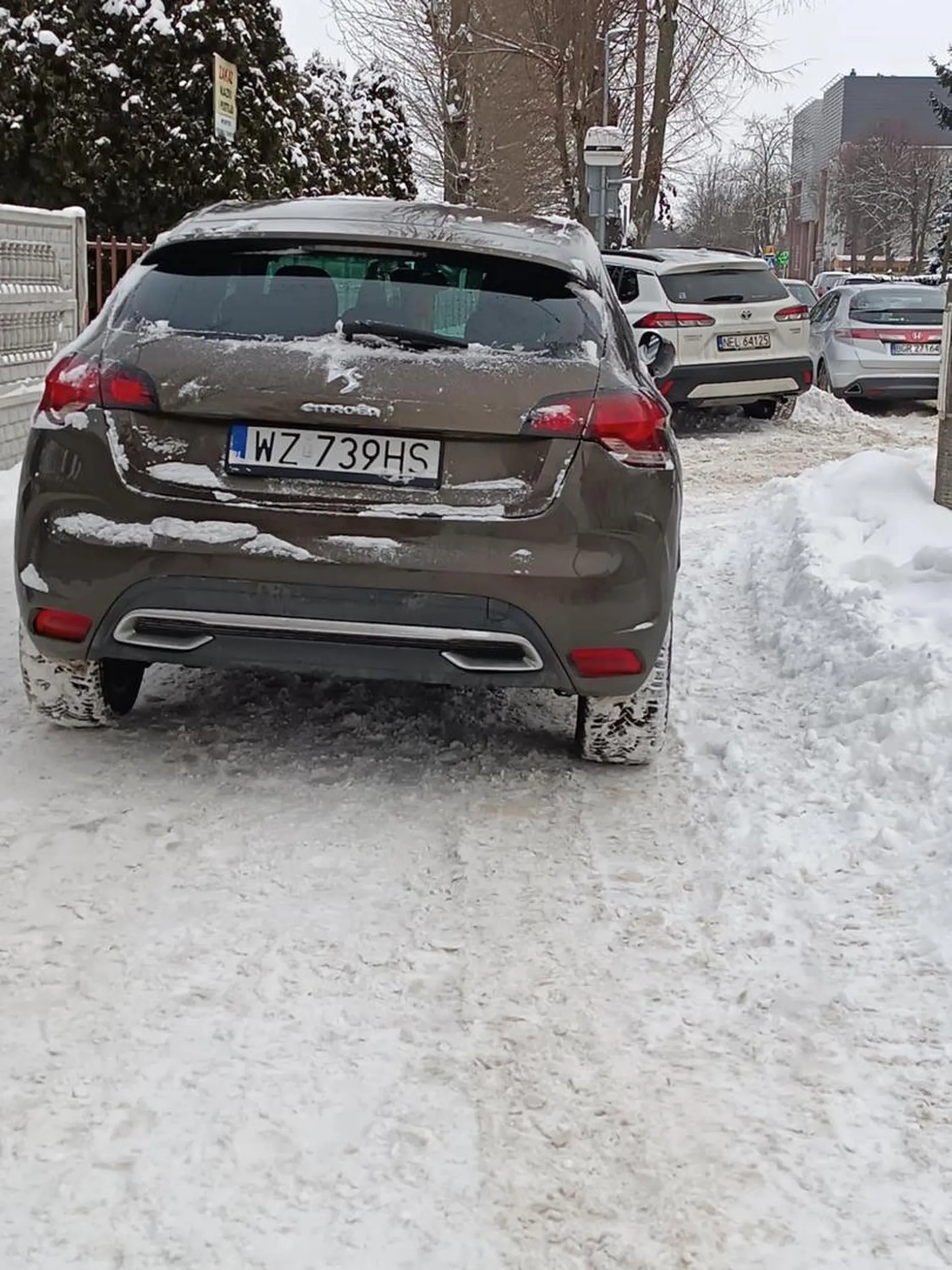 Tak Gamoń Parkuje na środku chodnika pod szkoła podstawową w Grajewie . Dzieci i dorośli mają problem przejść bo przyjechał chłopecek i na środku postawił