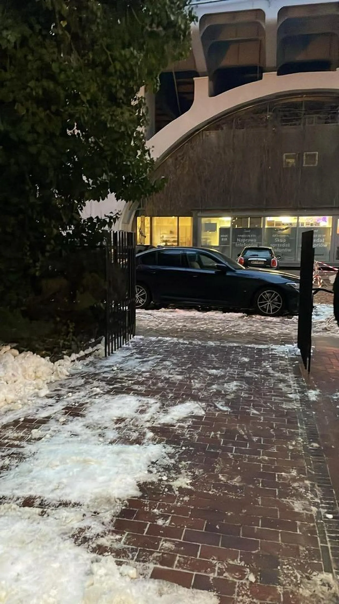 szkodnik zablokował bramę wjazdową