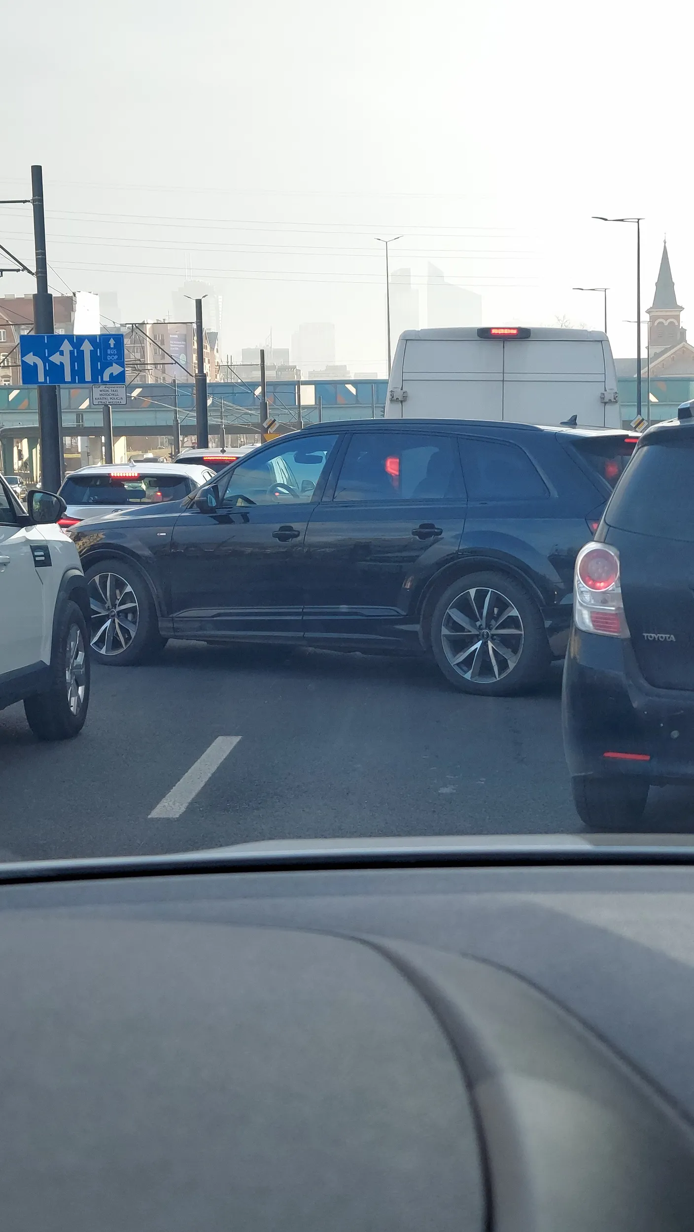 Debil jeździ w poprzek drogi