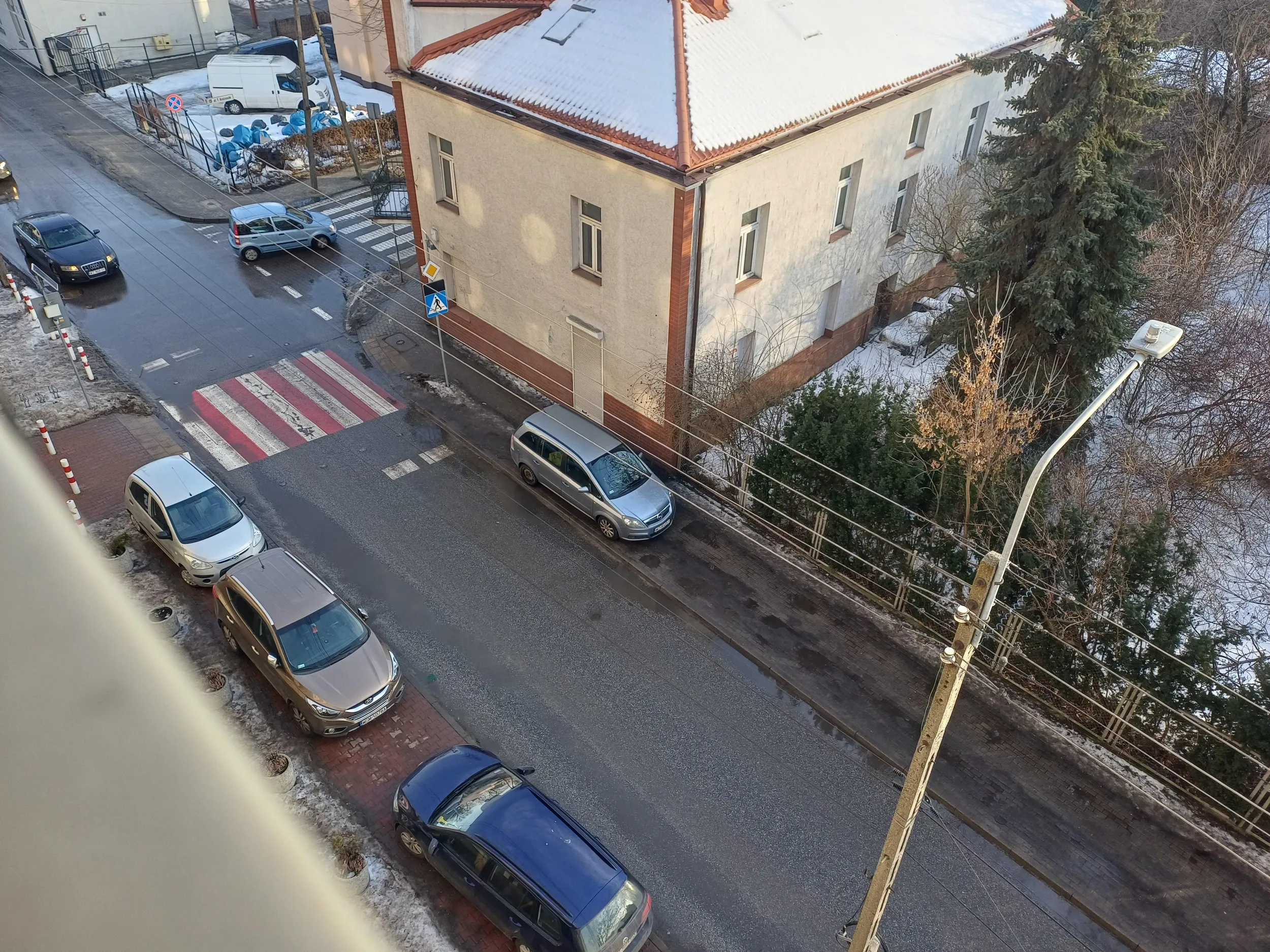 Mistrz parkowania - parkuje na chodniku i pod znakiem zakazu parkowania. Mandat 100 zł to za mało