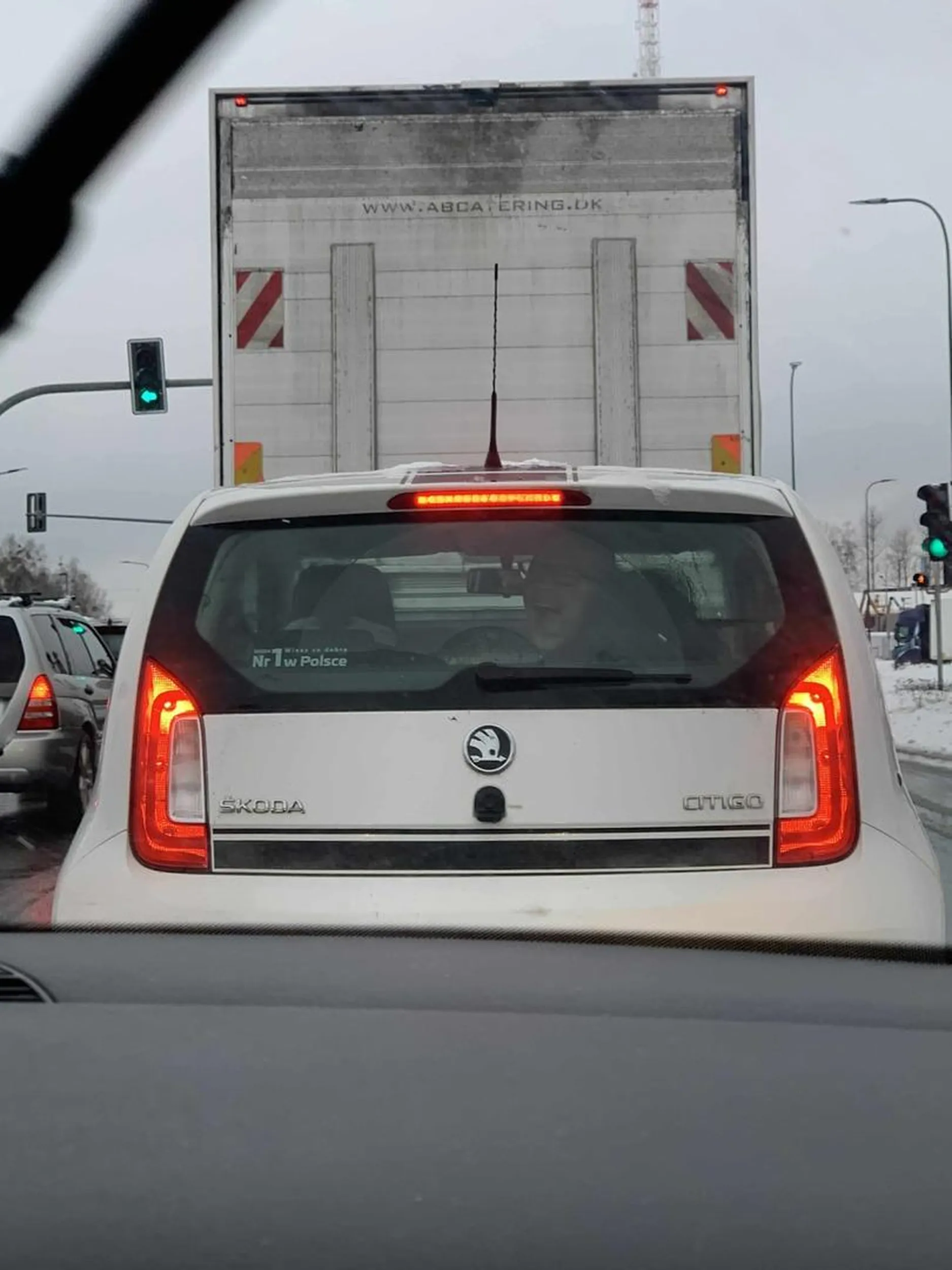 Szanowny Panie prowadzący tego małego bzyka, jak jest podwójna ciągła to się nie wyprzedza a nie zjeżdża się na Orlen po przeciwnej stronie ruchu. Nie pozdrawiam. Prawo jazdy w czipsach